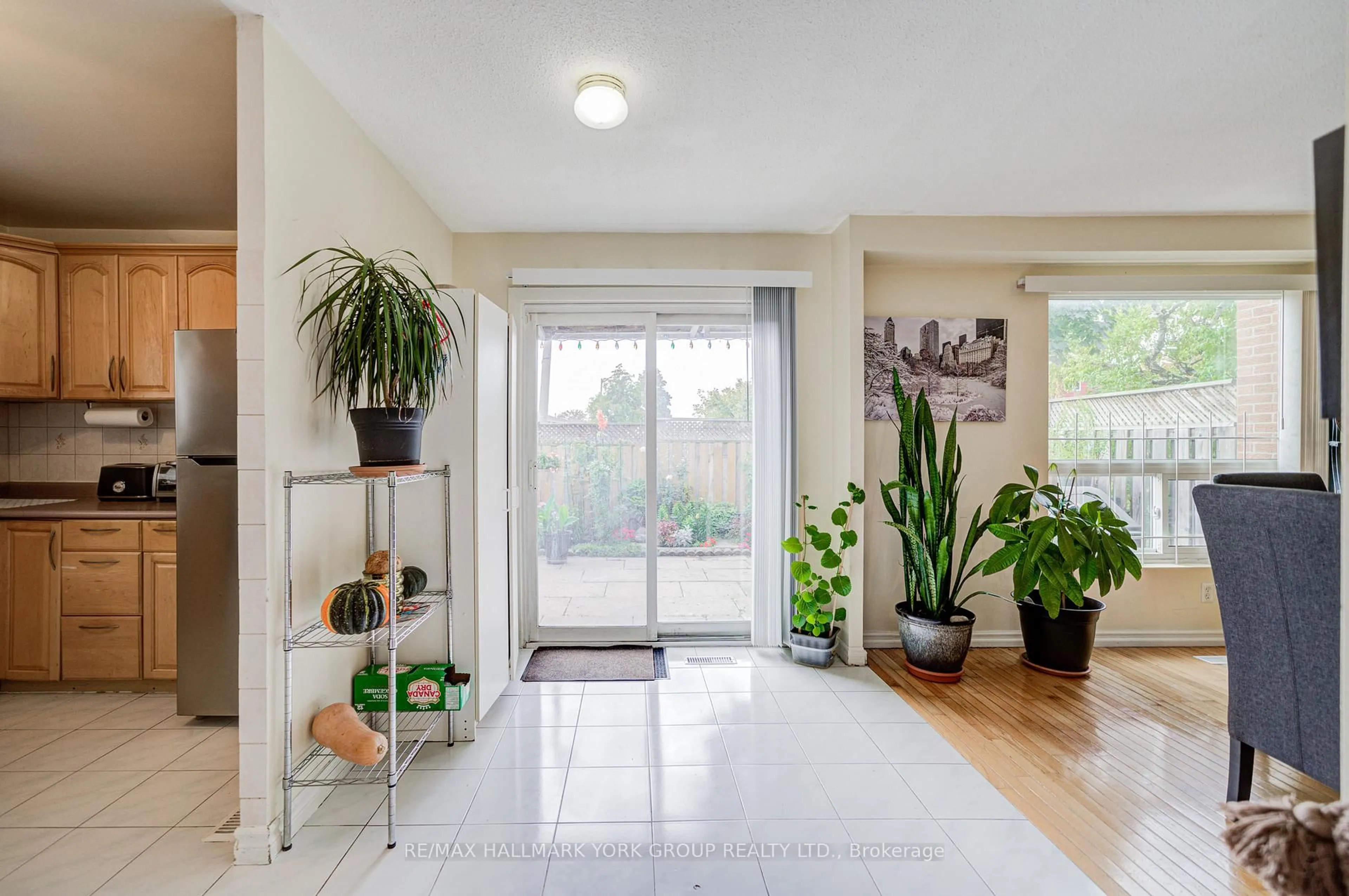 Indoor entryway for 9 Bur Oak Way #6, Toronto Ontario M3L 2G3