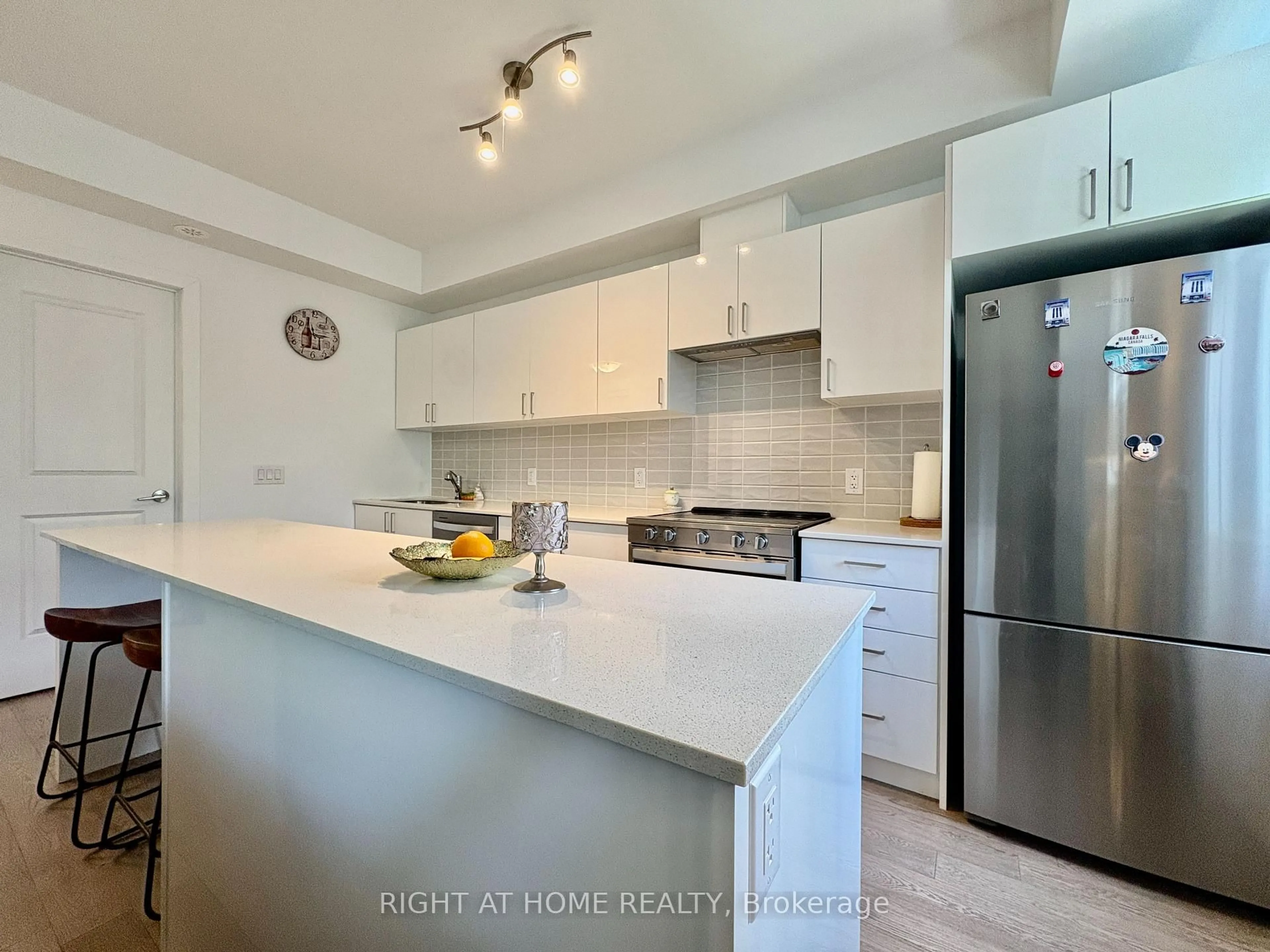 Unknown for 1085 Douglas McCurdy Common #211, Mississauga Ontario L5G 0C6