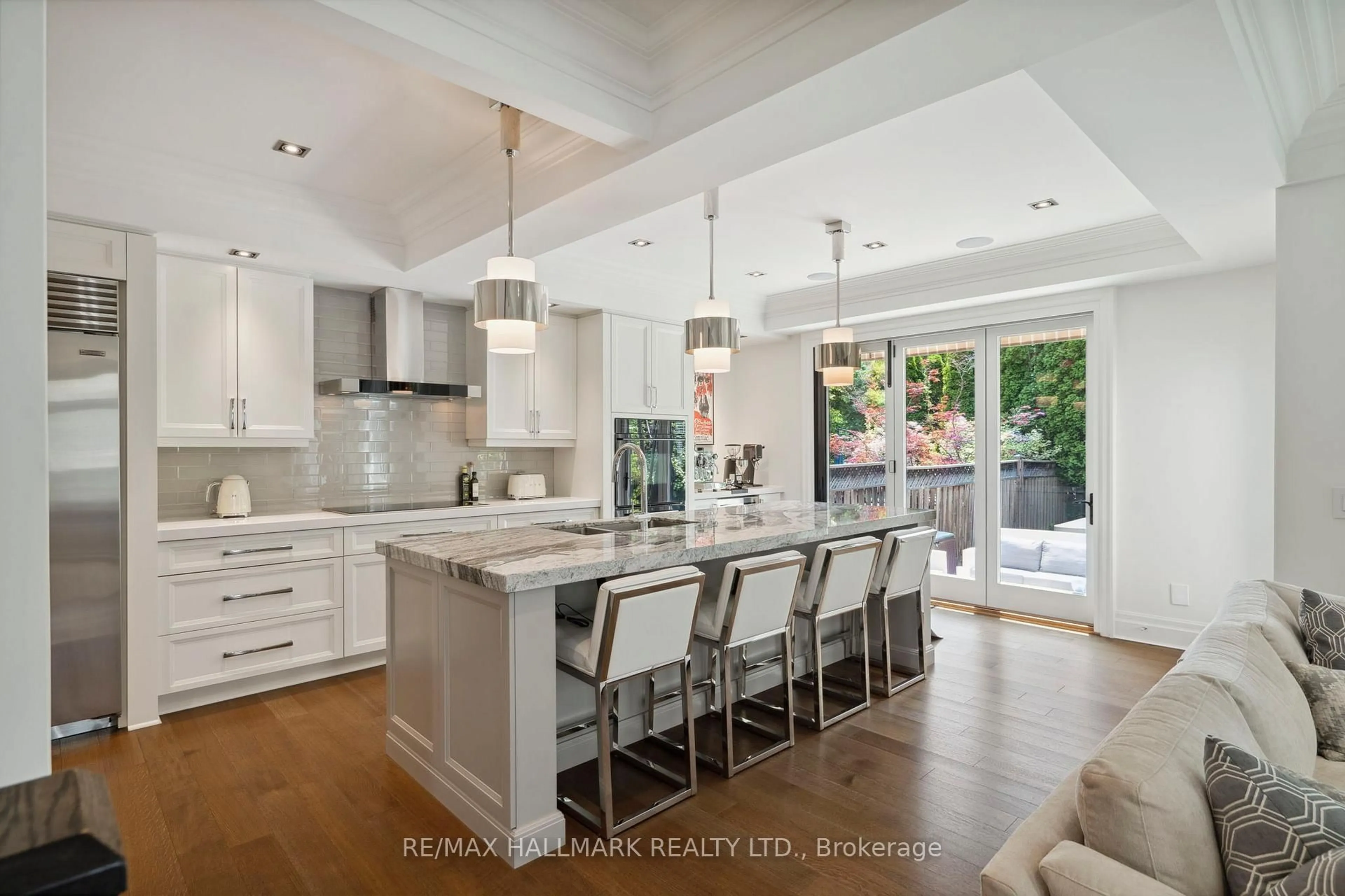 Open concept kitchen, ceramic/tile floor for 2092 PINEVALLEY Cres, Oakville Ontario L6H 6L8