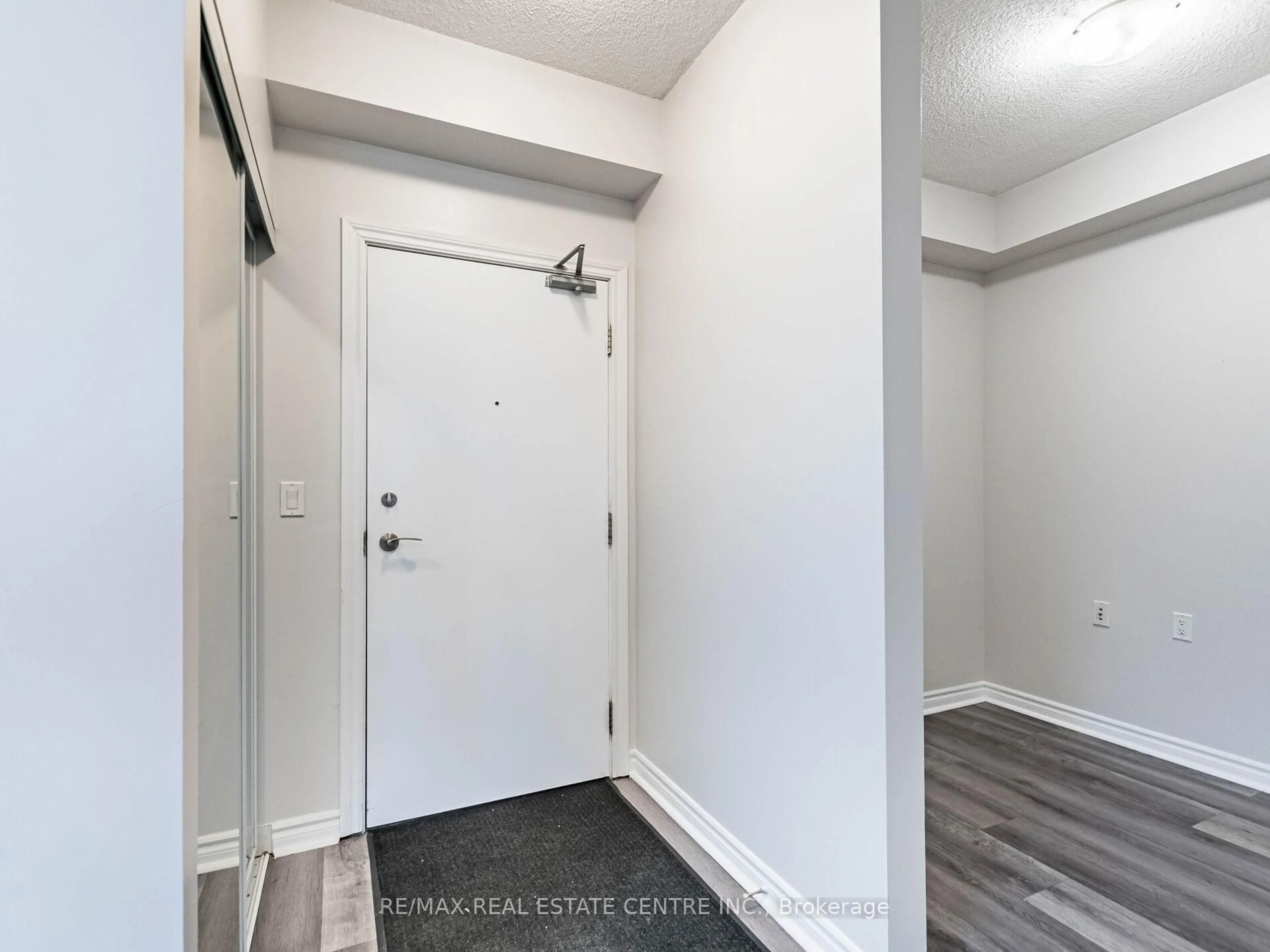 Indoor entryway for 810 Scollard Crt #309, Mississauga Ontario L5V 0A4