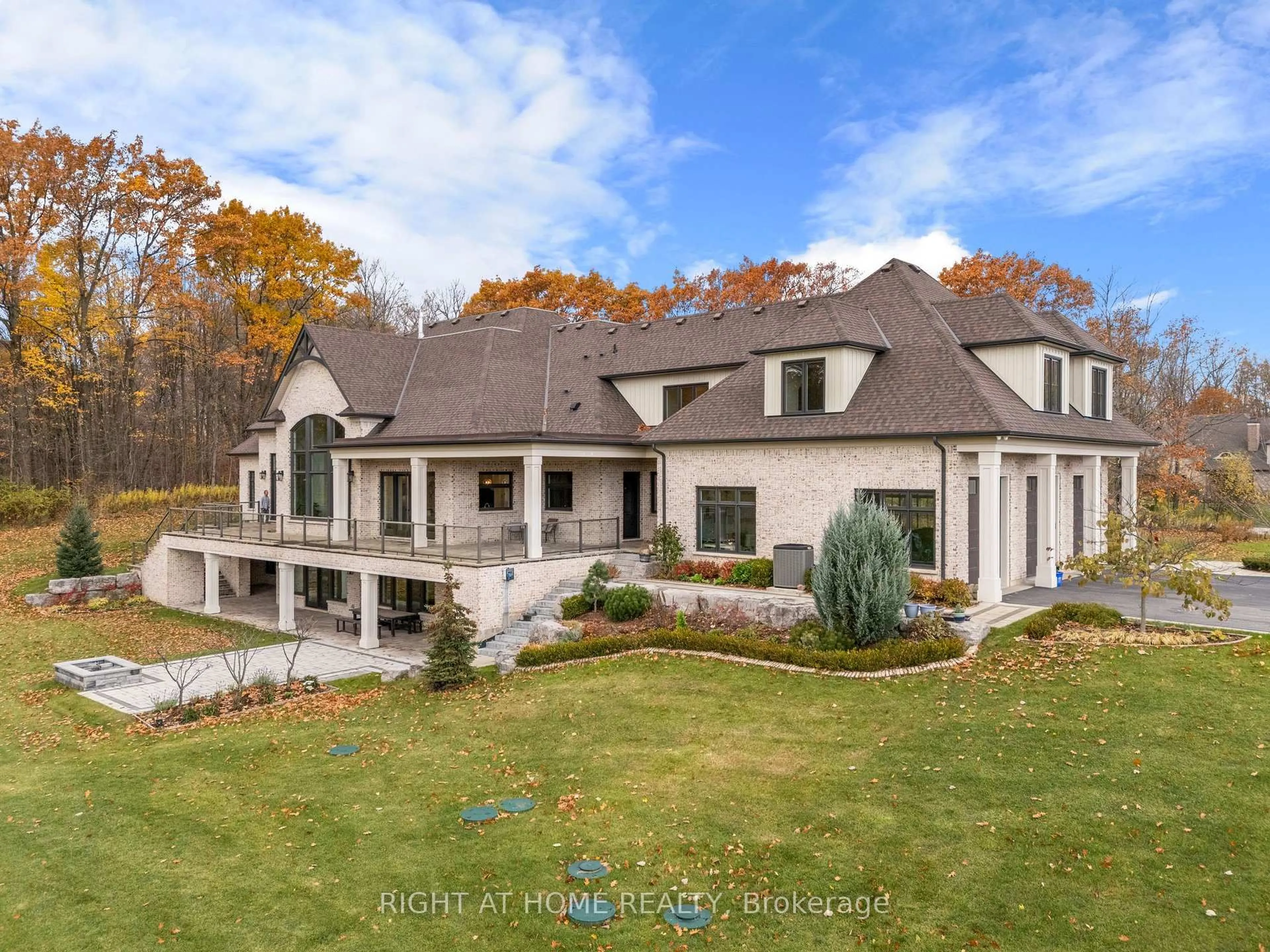 A pic from outside/outdoor area/front of a property/back of a property/a pic from drone, unknown for 2606 Harvestmoon Lane, Burlington Ontario L7P 0N5