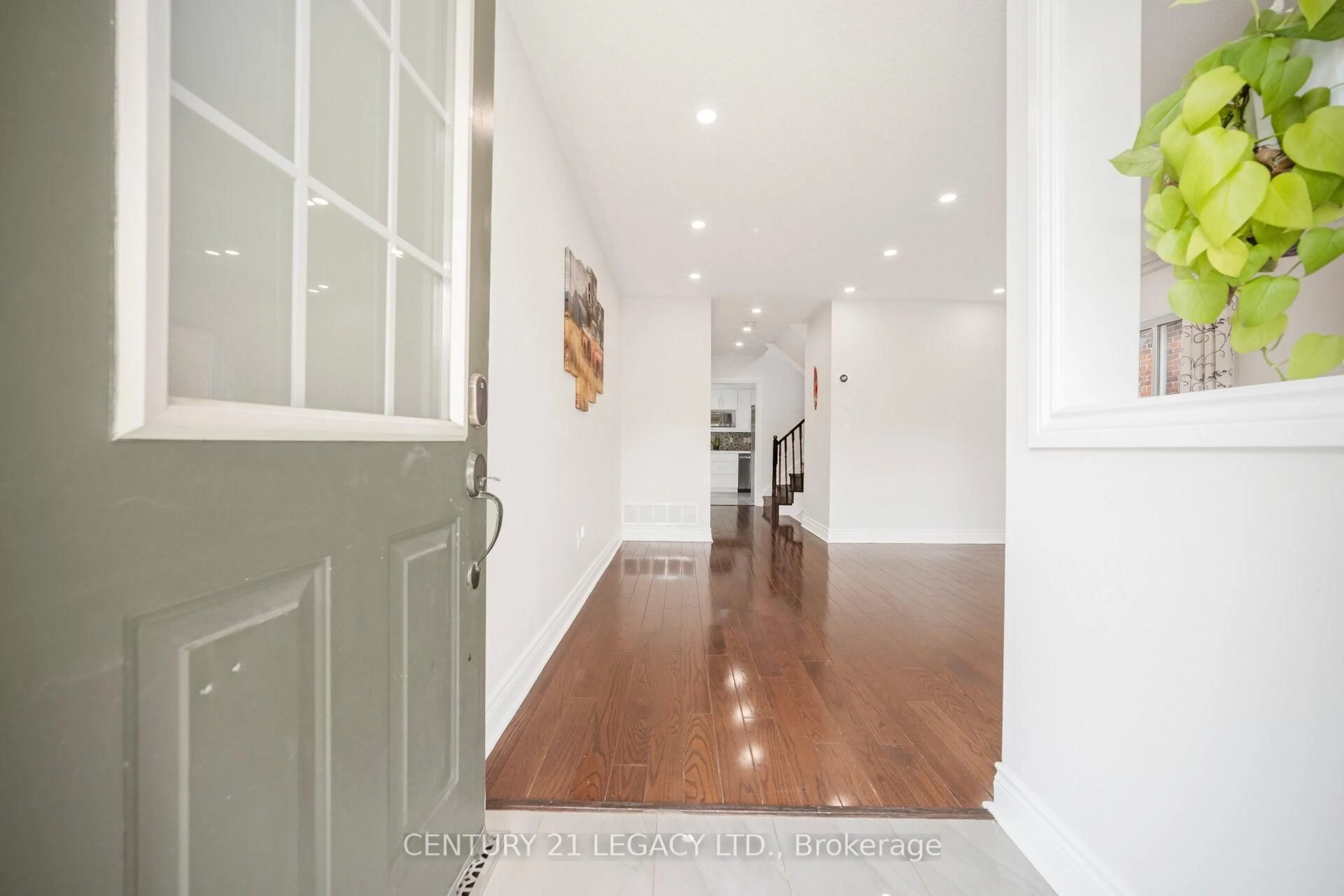 Indoor entryway for 28 Sunnybrook Cres, Brampton Ontario L7A 1Y2