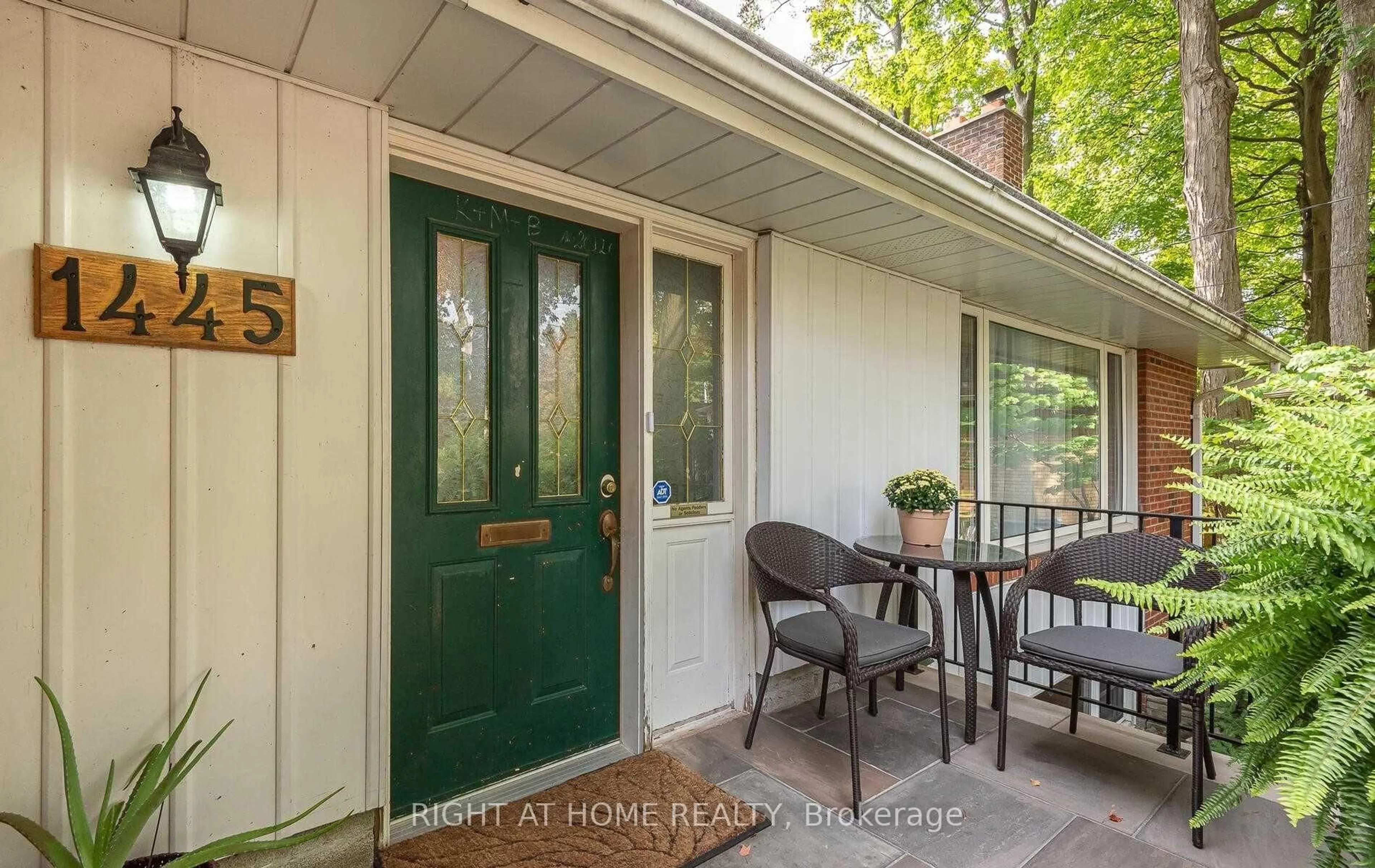 Indoor entryway for 1445 Ryan Pl, Mississauga Ontario L5C 1J7