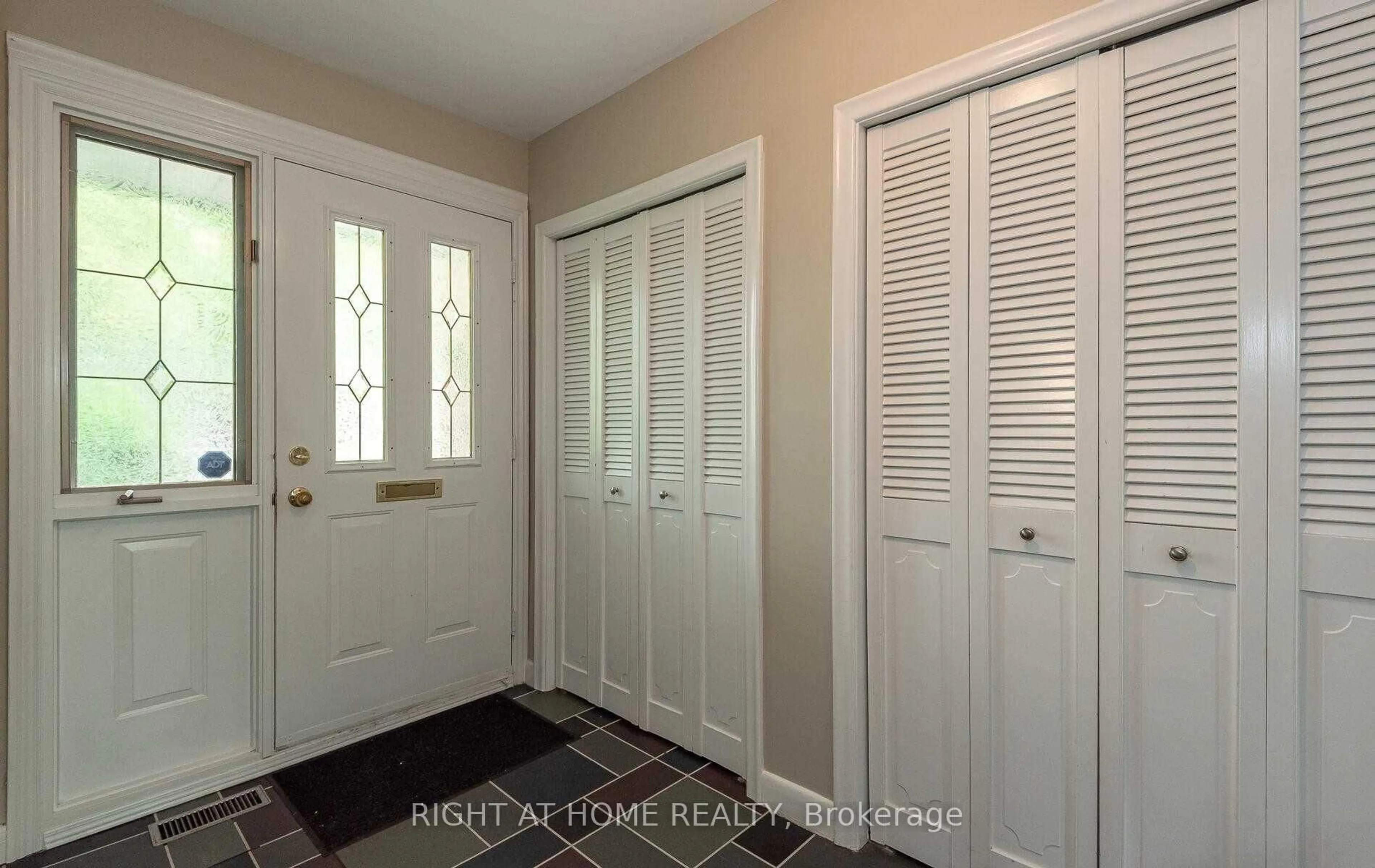 Indoor entryway for 1445 Ryan Pl, Mississauga Ontario L5C 1J7