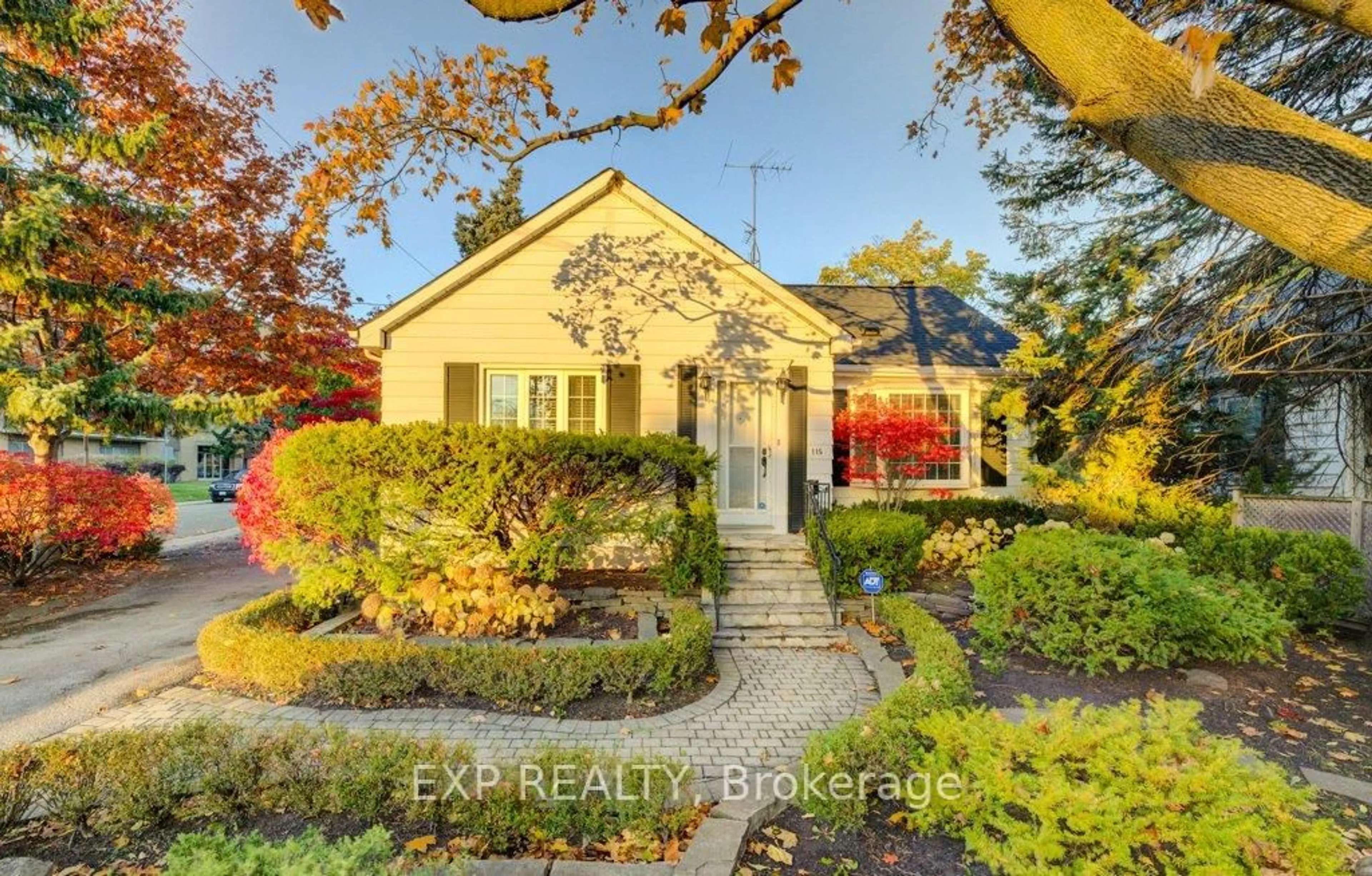 A pic from outside/outdoor area/front of a property/back of a property/a pic from drone, street for 115 Wilson St, Oakville Ontario L6K 3G7