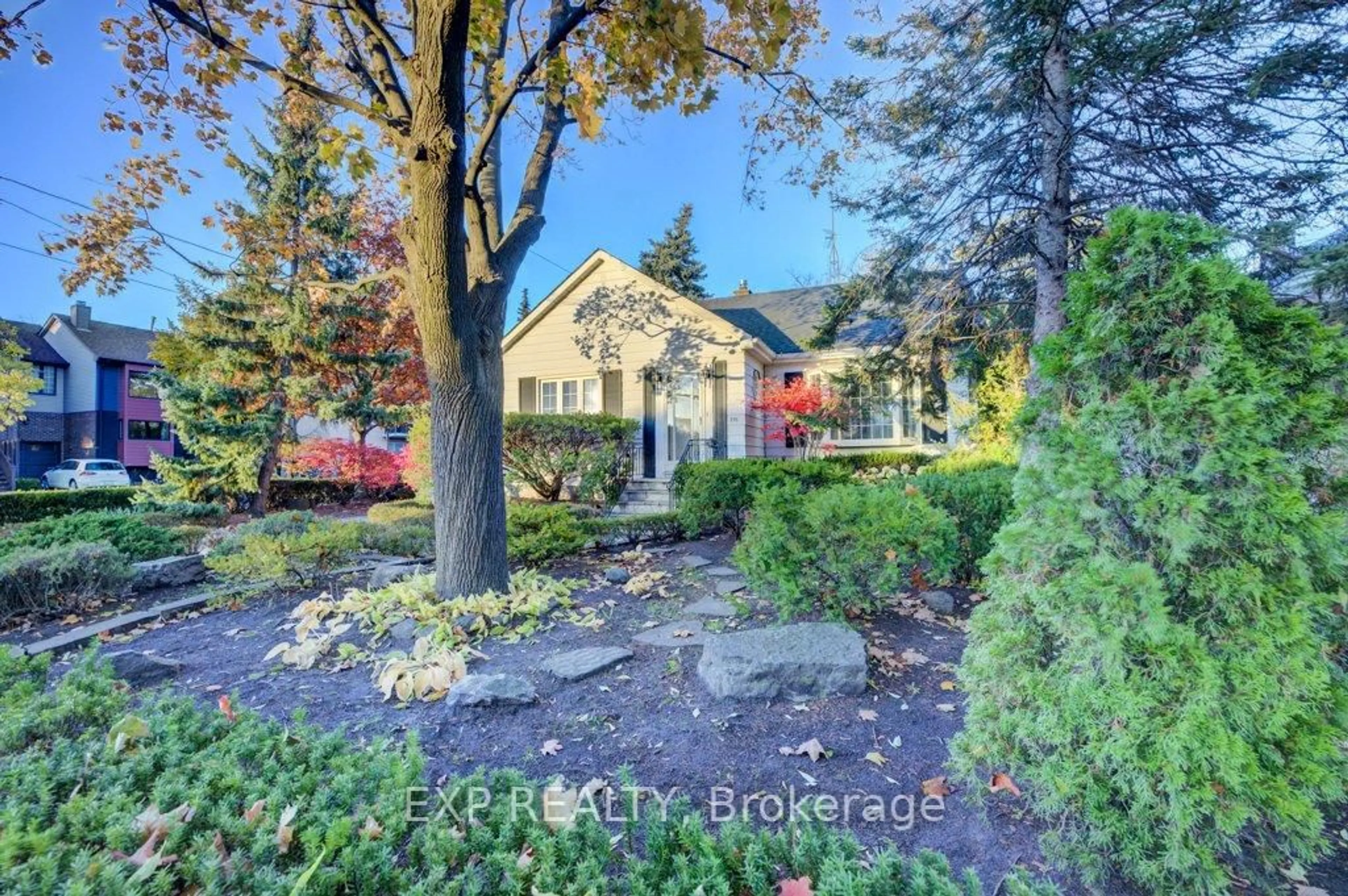 A pic from outside/outdoor area/front of a property/back of a property/a pic from drone, street for 115 Wilson St, Oakville Ontario L6K 3G7