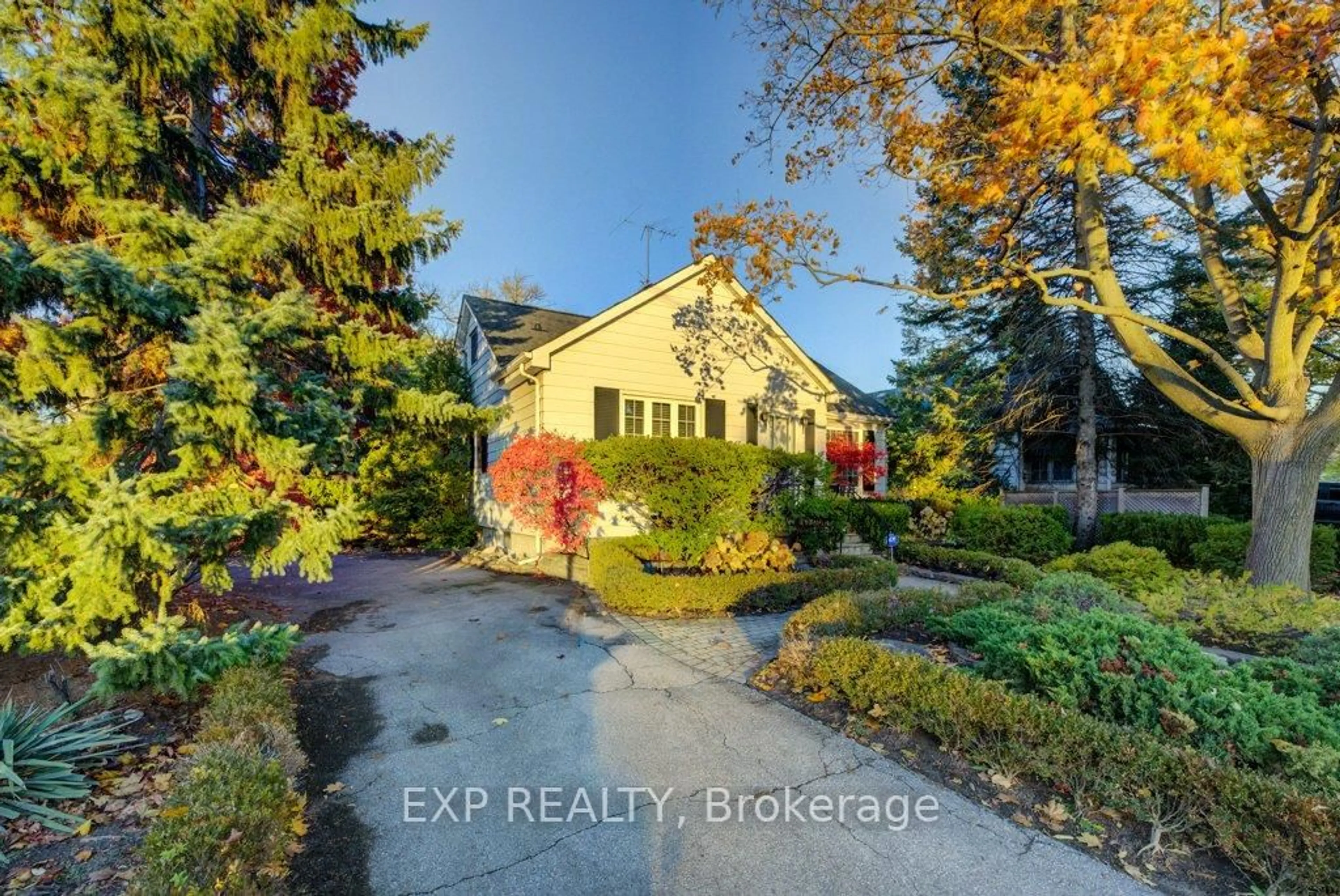 A pic from outside/outdoor area/front of a property/back of a property/a pic from drone, street for 115 Wilson St, Oakville Ontario L6K 3G7