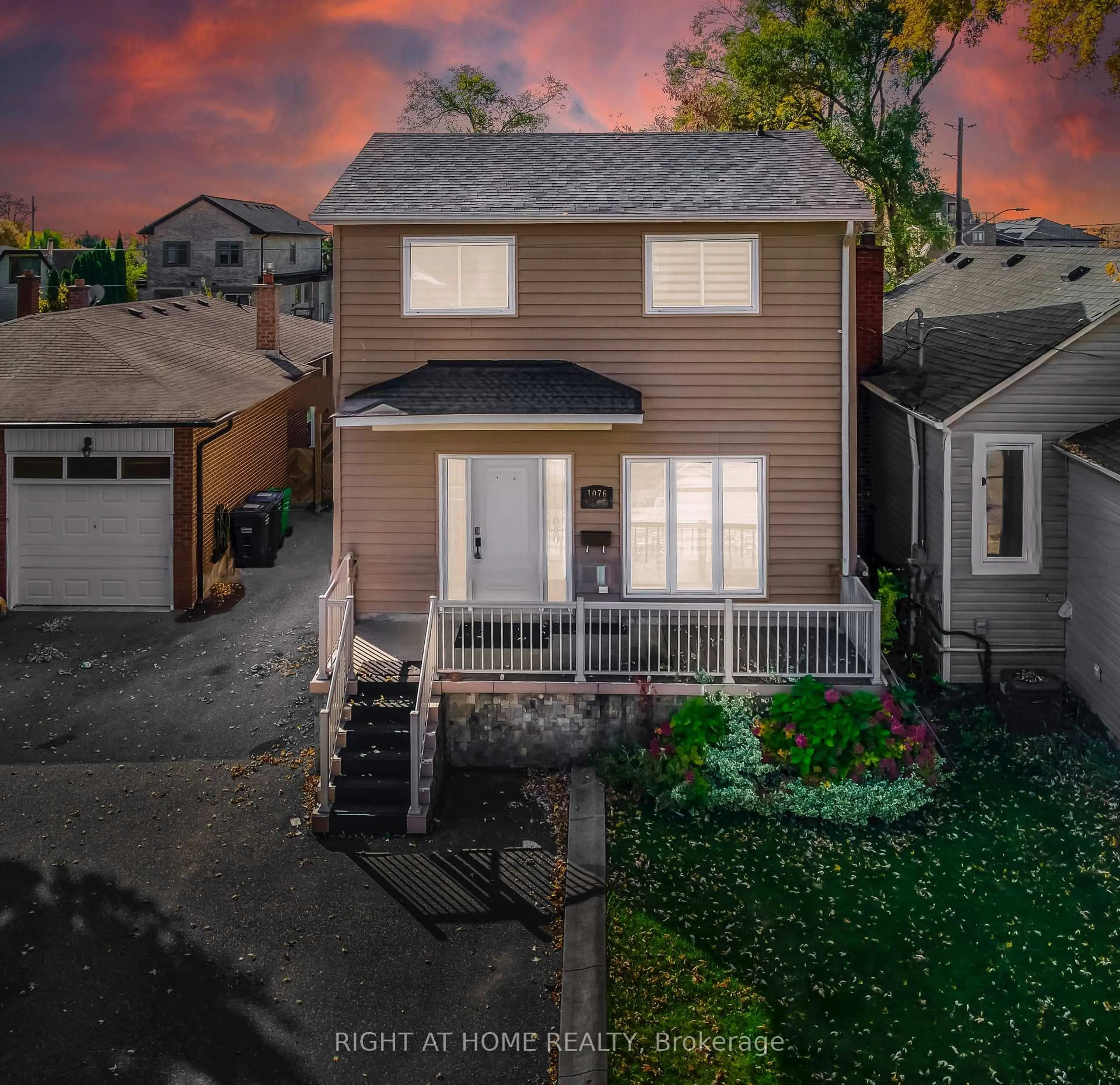 A pic from outside/outdoor area/front of a property/back of a property/a pic from drone, street for 1076 Eastmount Ave, Mississauga Ontario L5E 1Z3