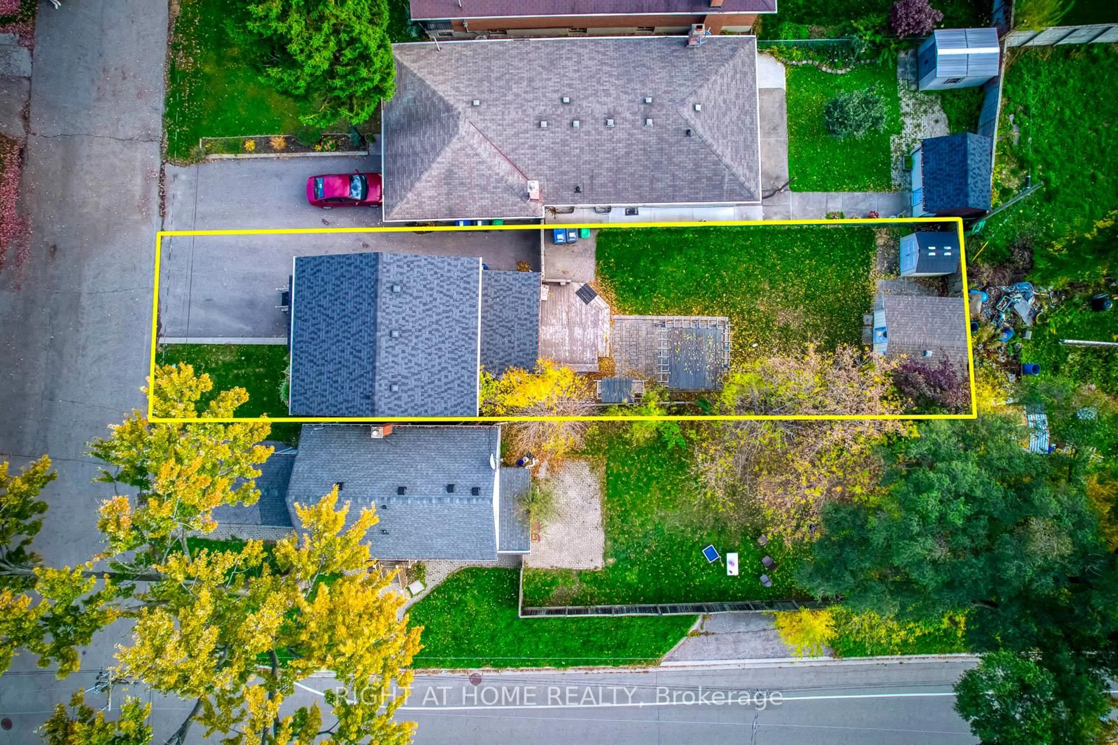 A pic from outside/outdoor area/front of a property/back of a property/a pic from drone, street for 1076 Eastmount Ave, Mississauga Ontario L5E 1Z3