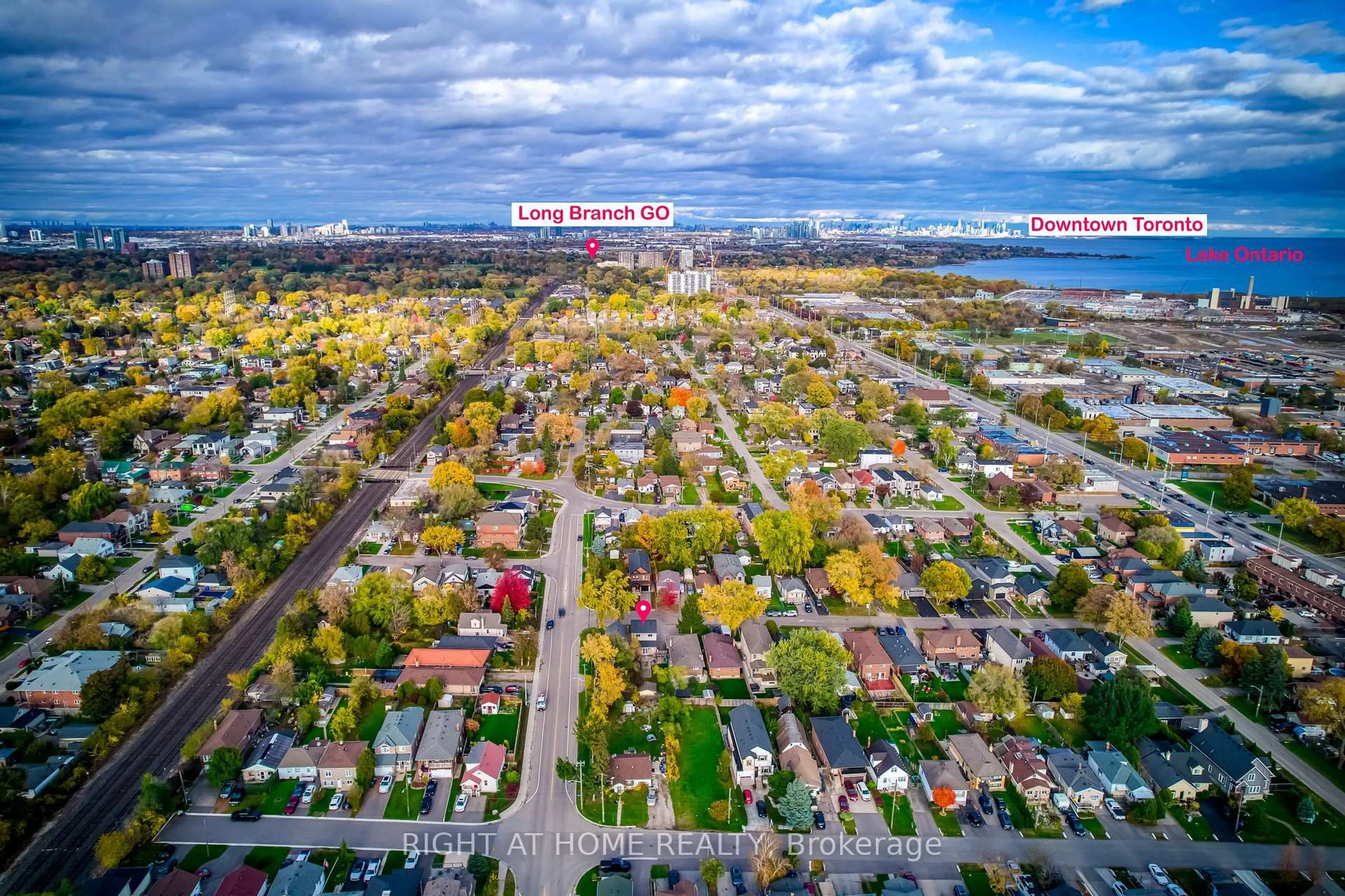 A pic from outside/outdoor area/front of a property/back of a property/a pic from drone, street for 1076 Eastmount Ave, Mississauga Ontario L5E 1Z3