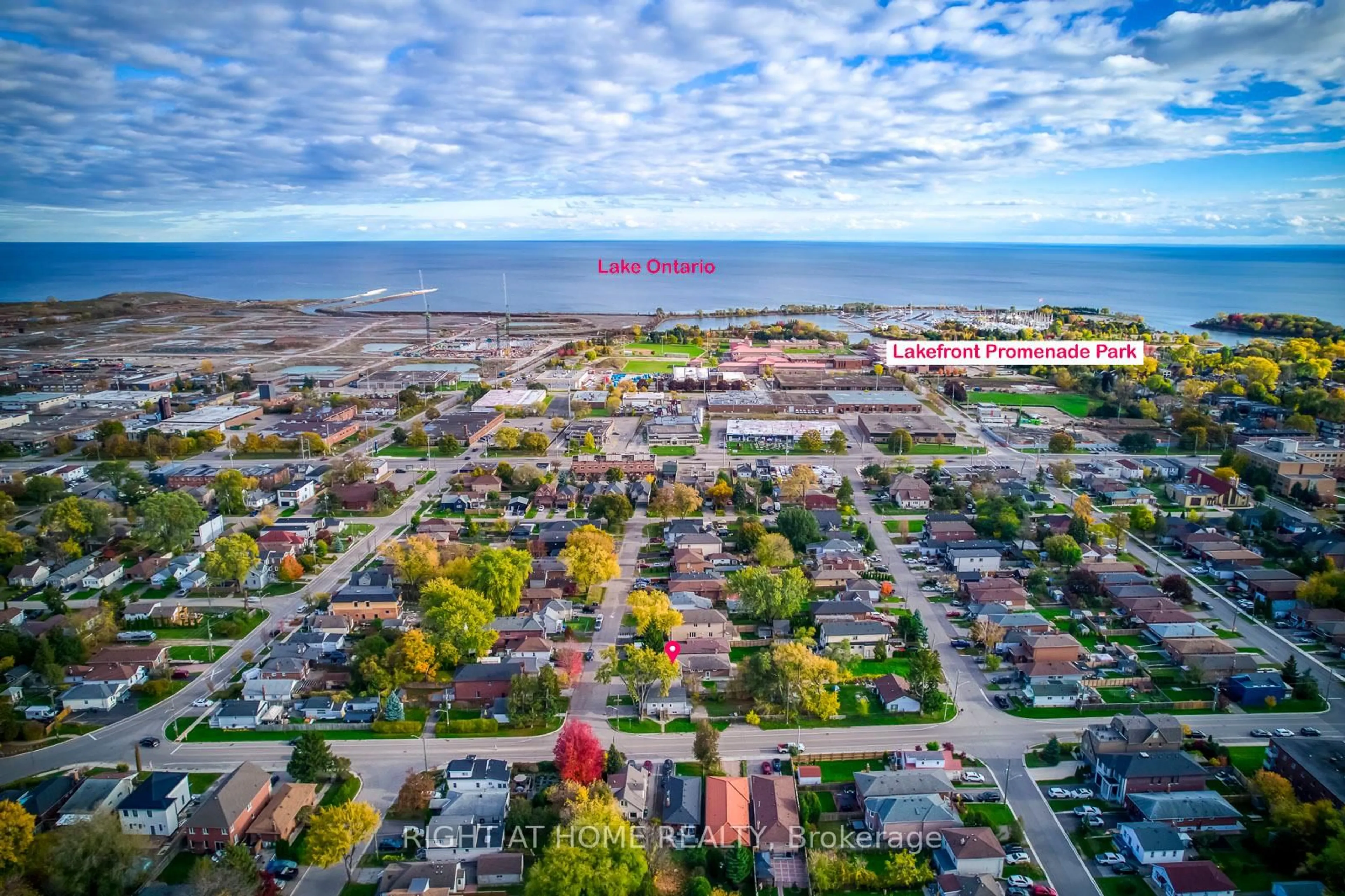 A pic from outside/outdoor area/front of a property/back of a property/a pic from drone, water/lake/river/ocean view for 1076 Eastmount Ave, Mississauga Ontario L5E 1Z3