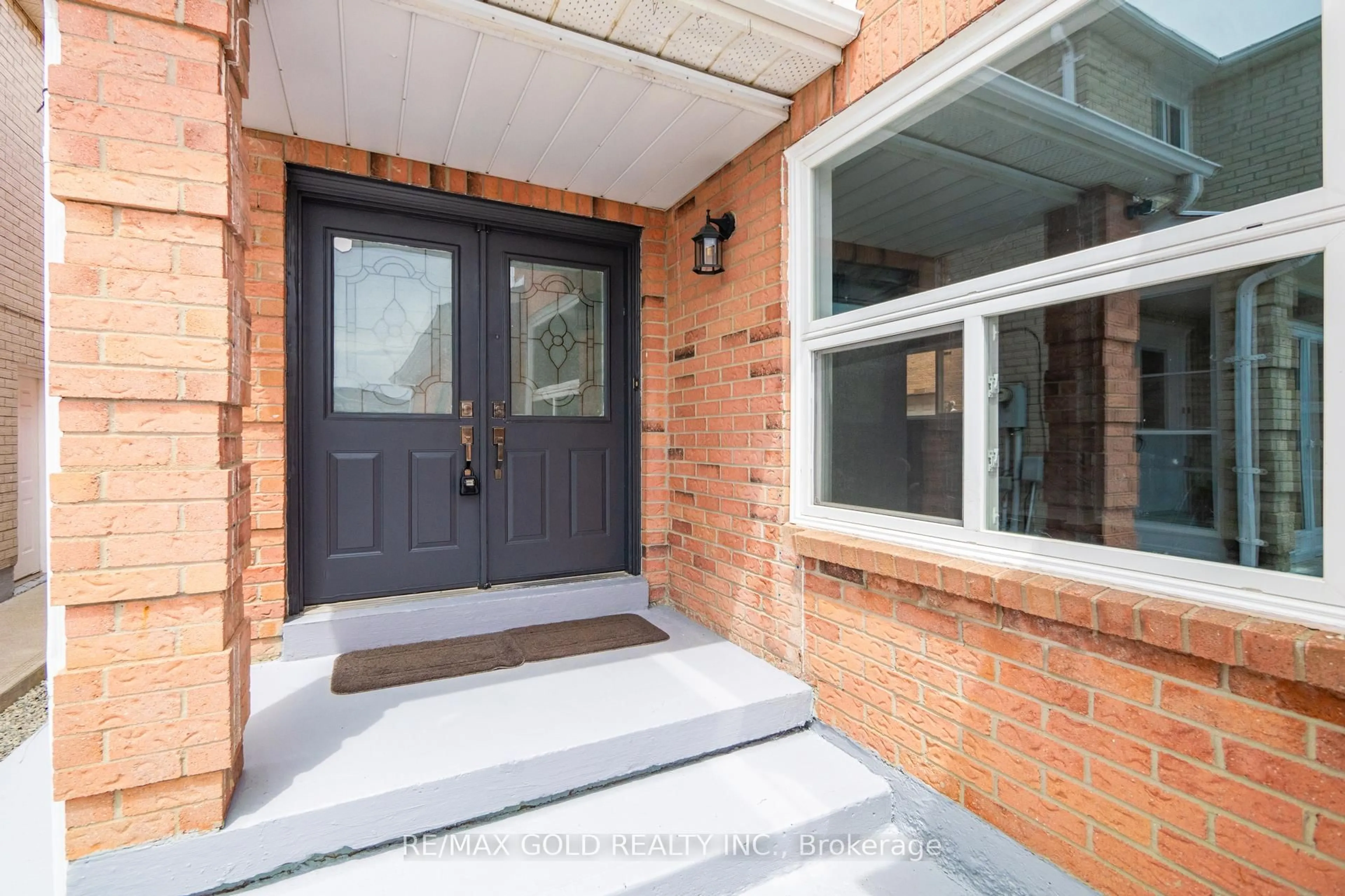 Indoor entryway for 34 Meadowlark Dr, Brampton Ontario L6Y 4A7