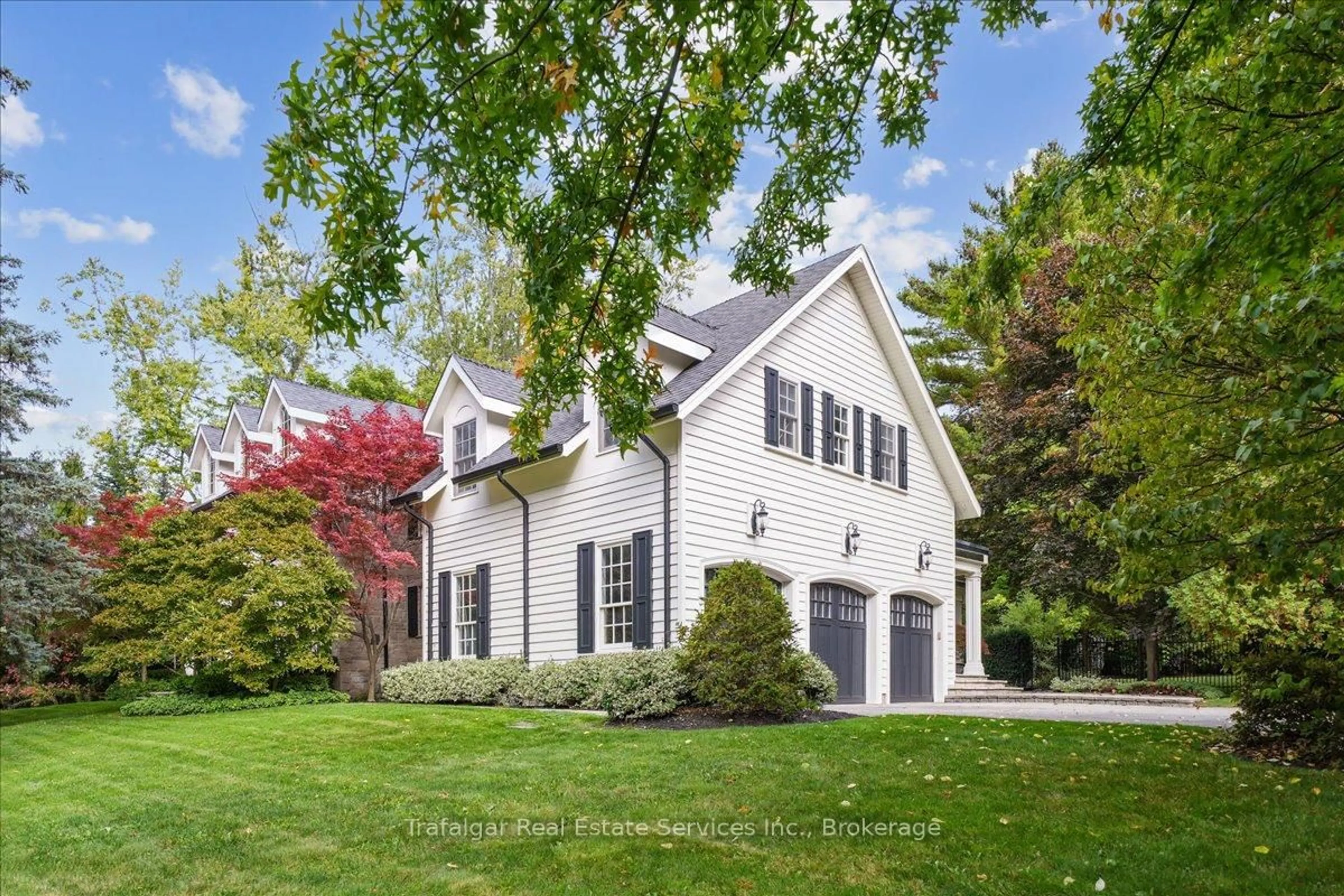 Home with vinyl exterior material, street for 237 Morrison Rd, Oakville Ontario L6J 4J6