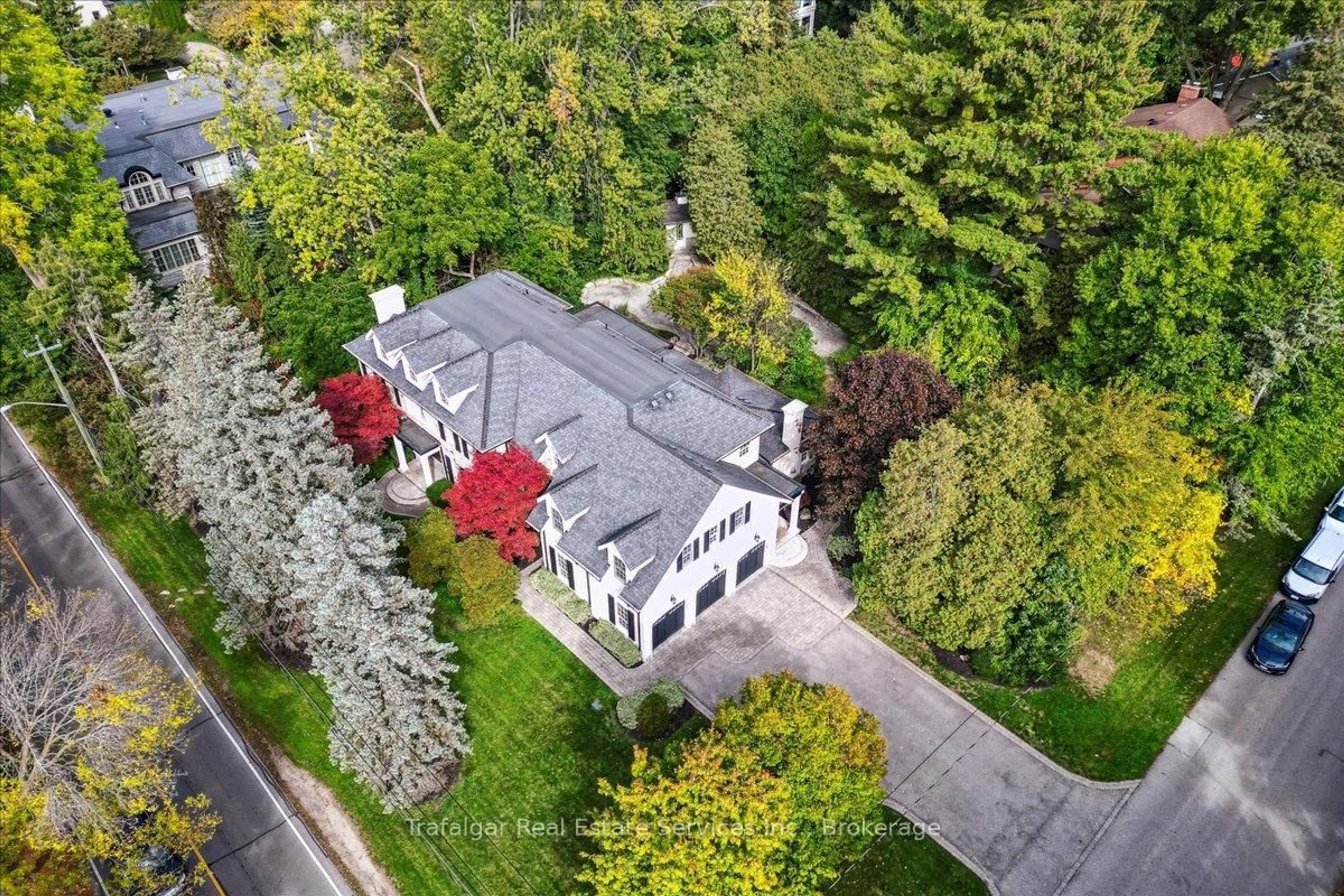 A pic from outside/outdoor area/front of a property/back of a property/a pic from drone, street for 237 Morrison Rd, Oakville Ontario L6J 4J6
