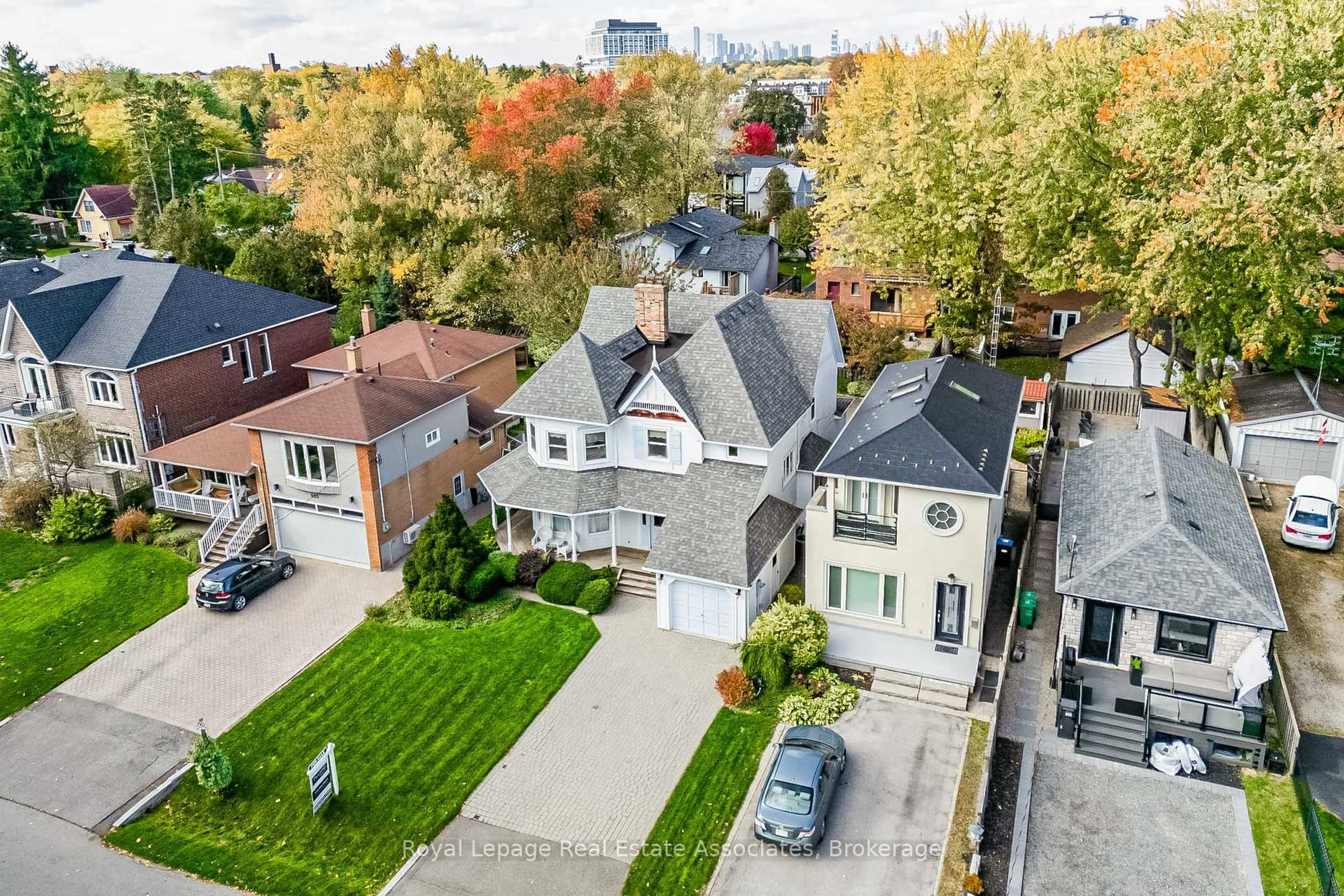 A pic from outside/outdoor area/front of a property/back of a property/a pic from drone, street for 599 Lakeside Ave, Mississauga Ontario L5G 1N7