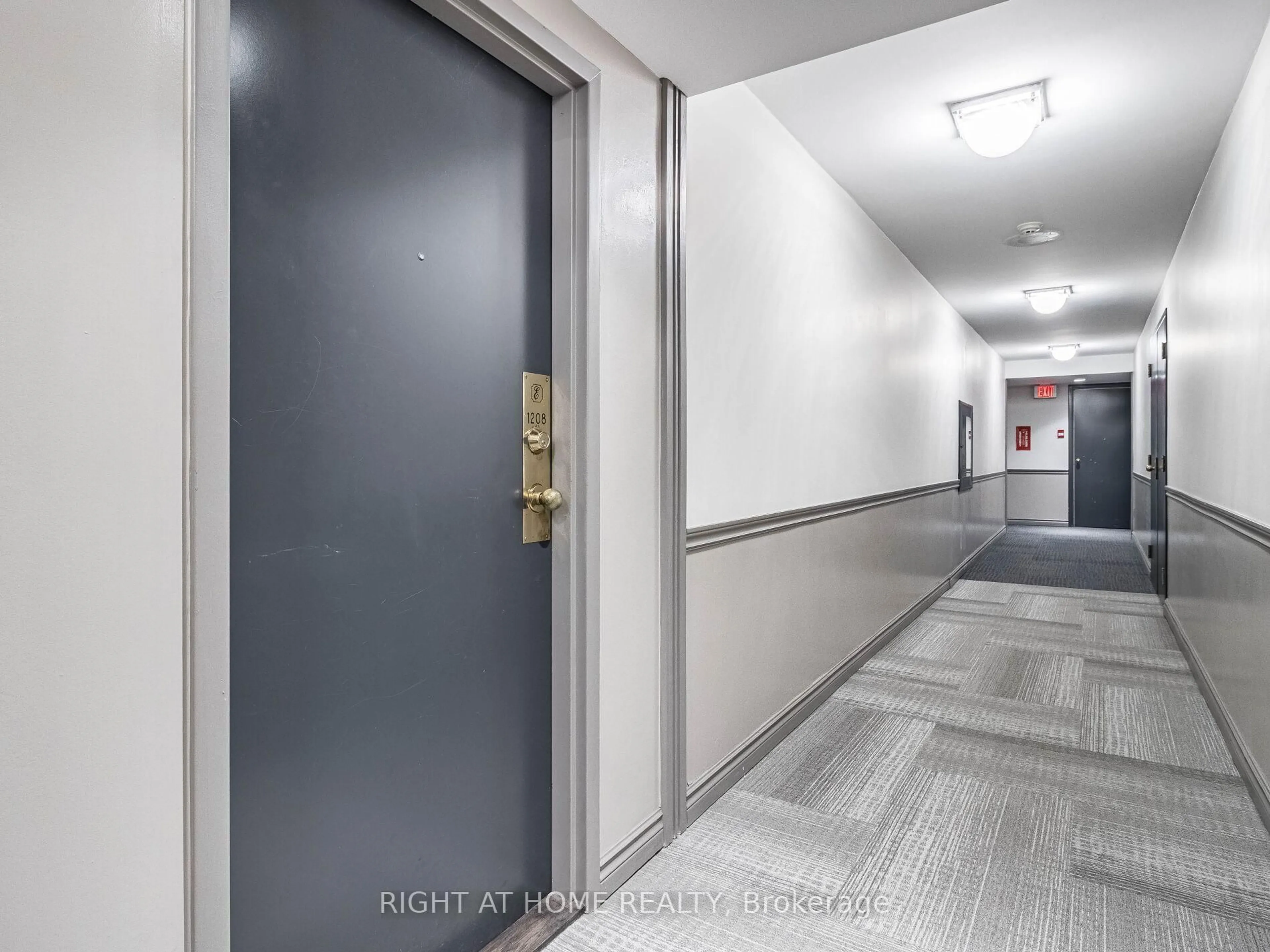 Indoor foyer for 285 Enfield Pl #1208, Mississauga Ontario L5B 3Y6