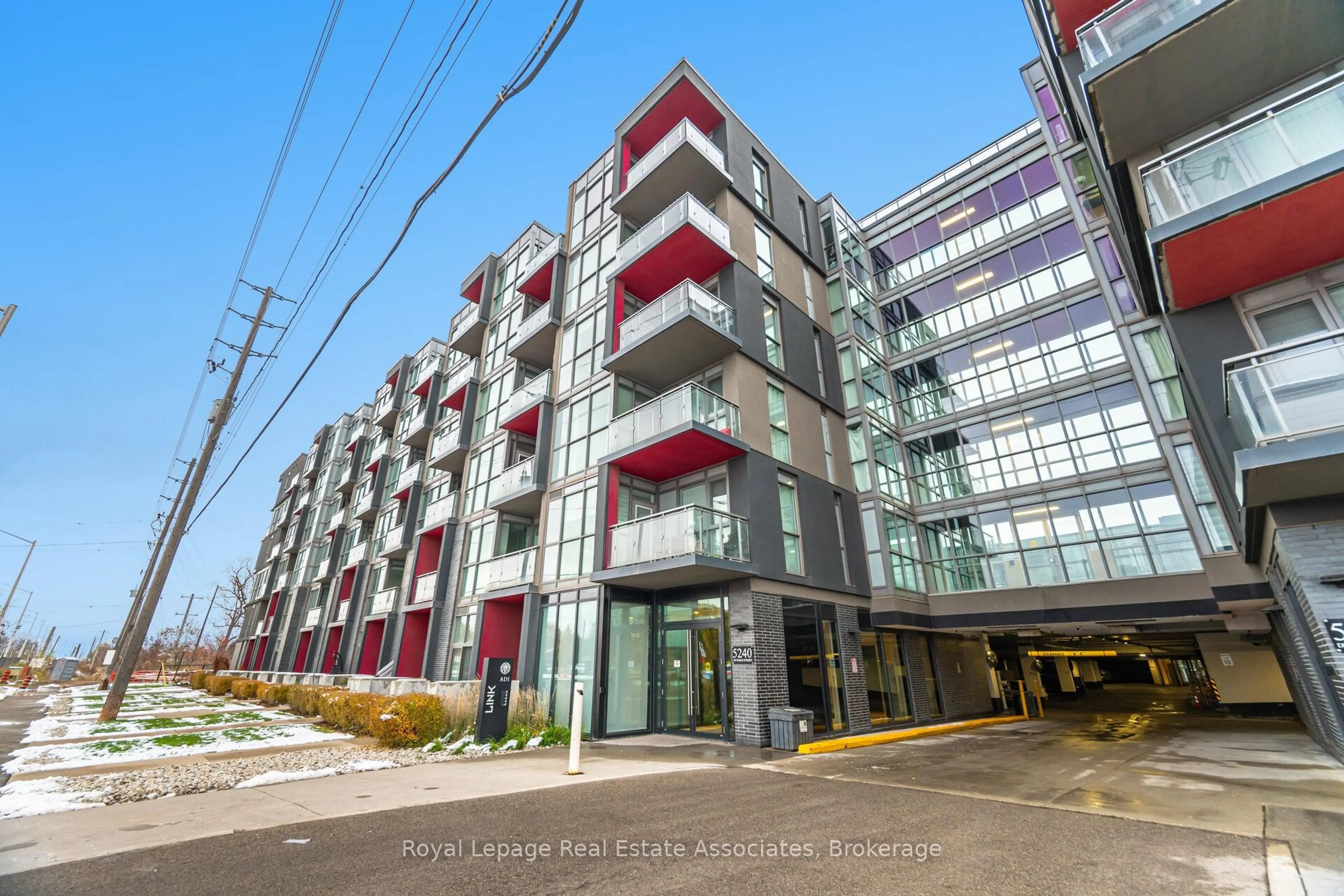 Patio, building for 5240 Dundas St #B401, Burlington Ontario L7L 0J6