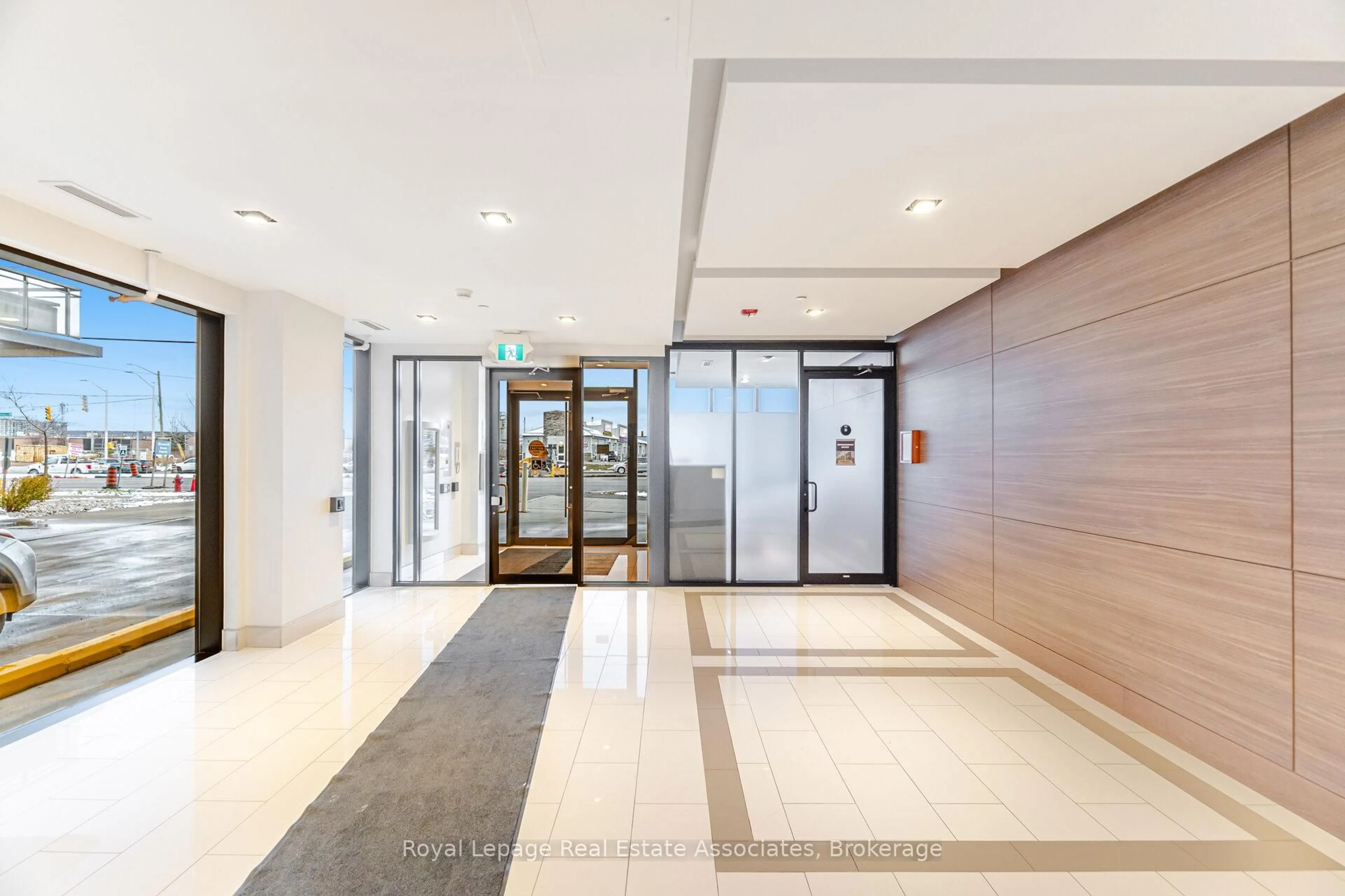 Indoor foyer for 5240 Dundas St #B401, Burlington Ontario L7L 0J6