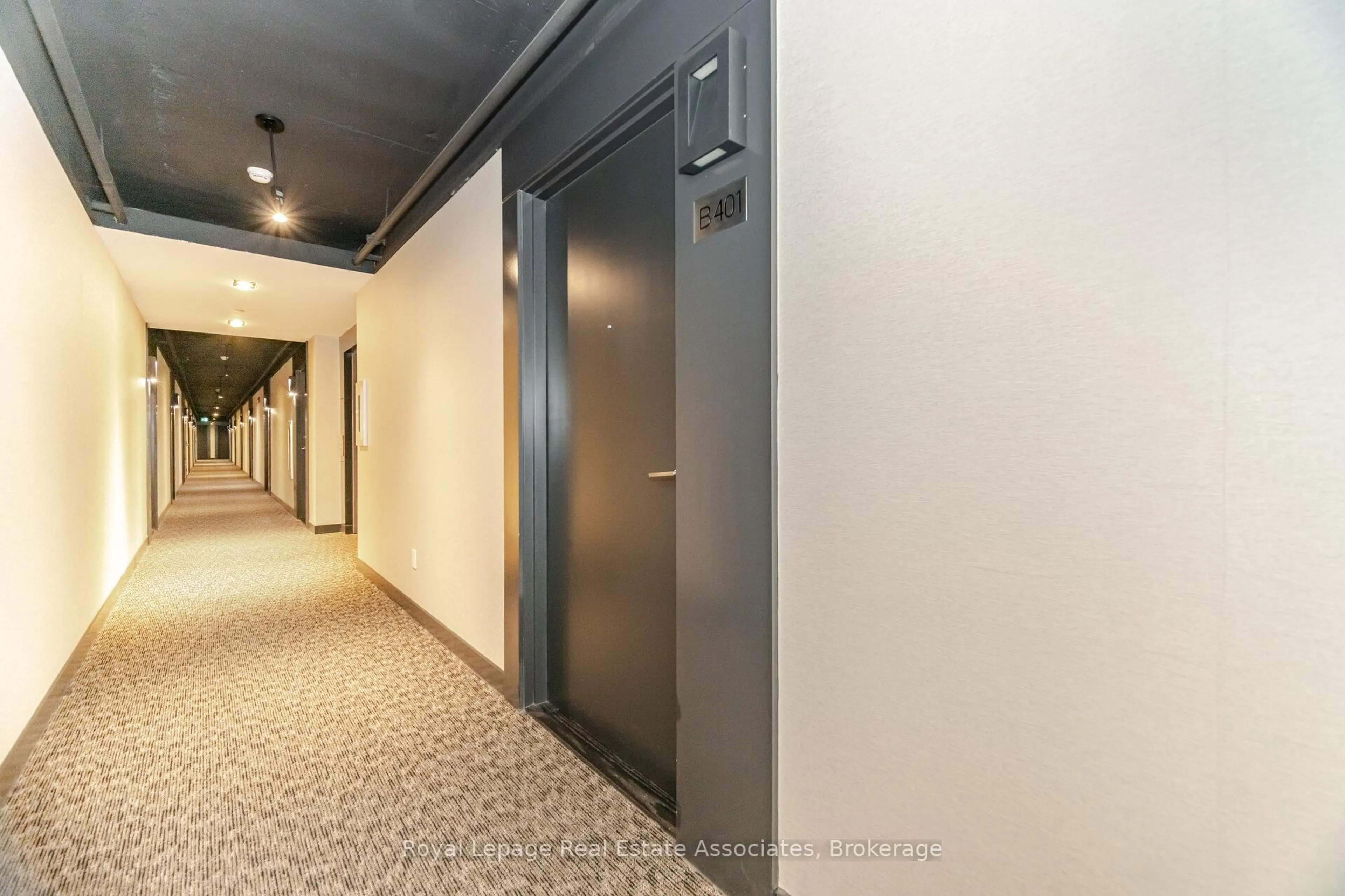 Indoor foyer for 5240 Dundas St #B401, Burlington Ontario L7L 0J6