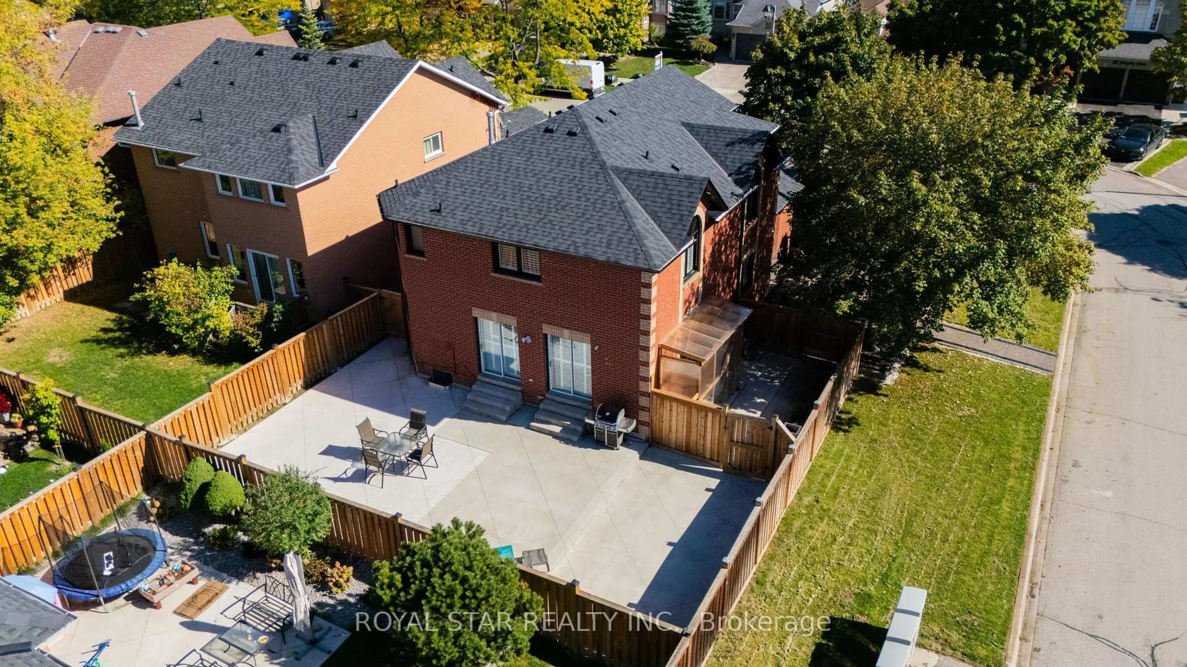 A pic from outside/outdoor area/front of a property/back of a property/a pic from drone, city buildings view from balcony for 22 Livingston Dr, Caledon Ontario L7C 1A1