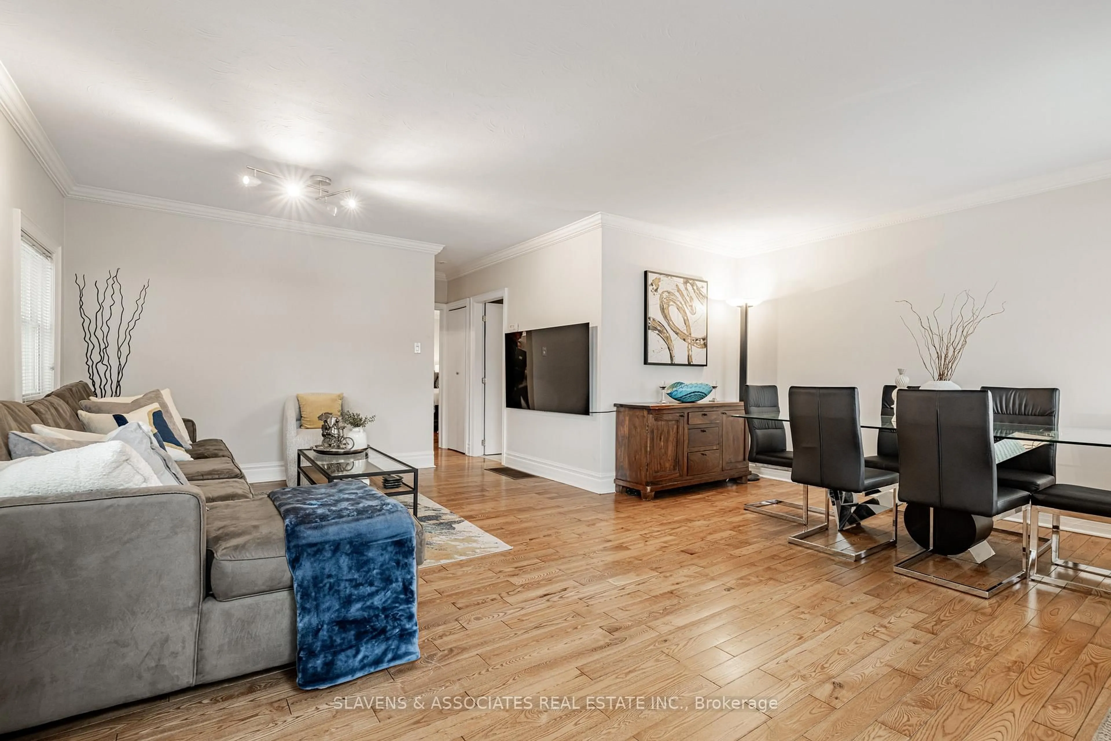 Living room with furniture, wood/laminate floor for 86 Holmesdale Rd, Toronto Ontario M6E 1Y1