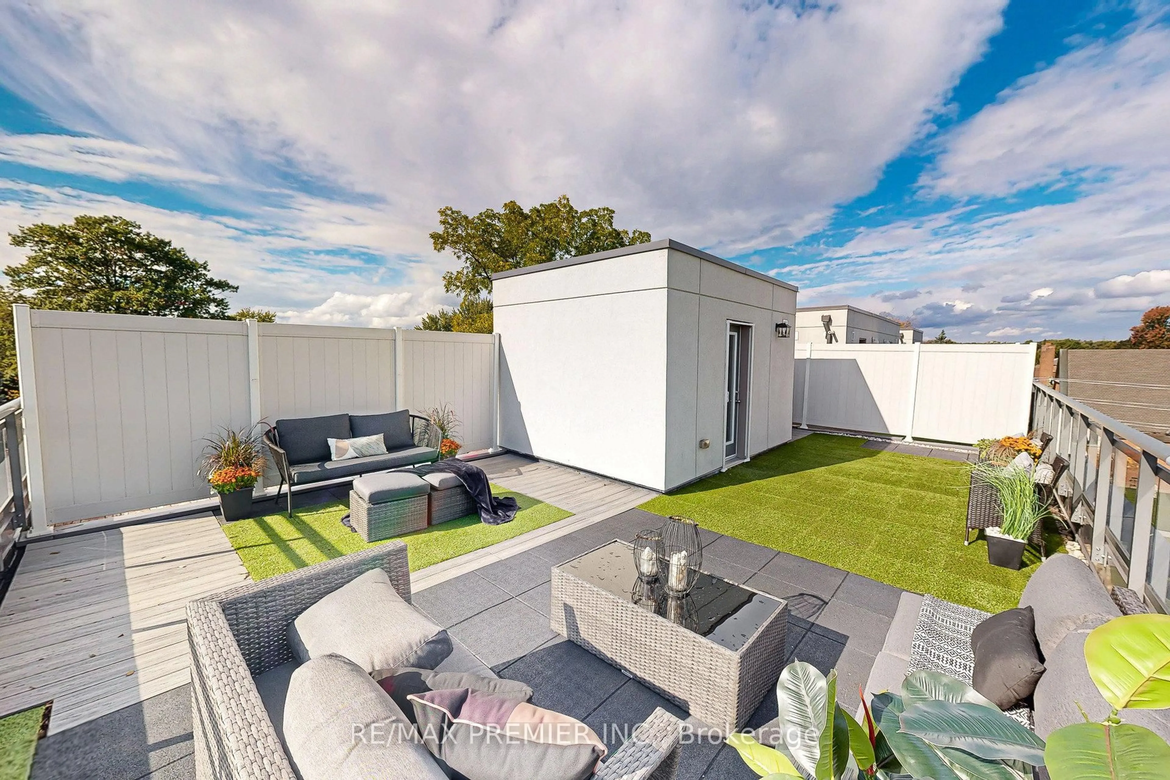 A pic from outside/outdoor area/front of a property/back of a property/a pic from drone, street for 670 Atwater Ave #16, Mississauga Ontario L5G 0B6