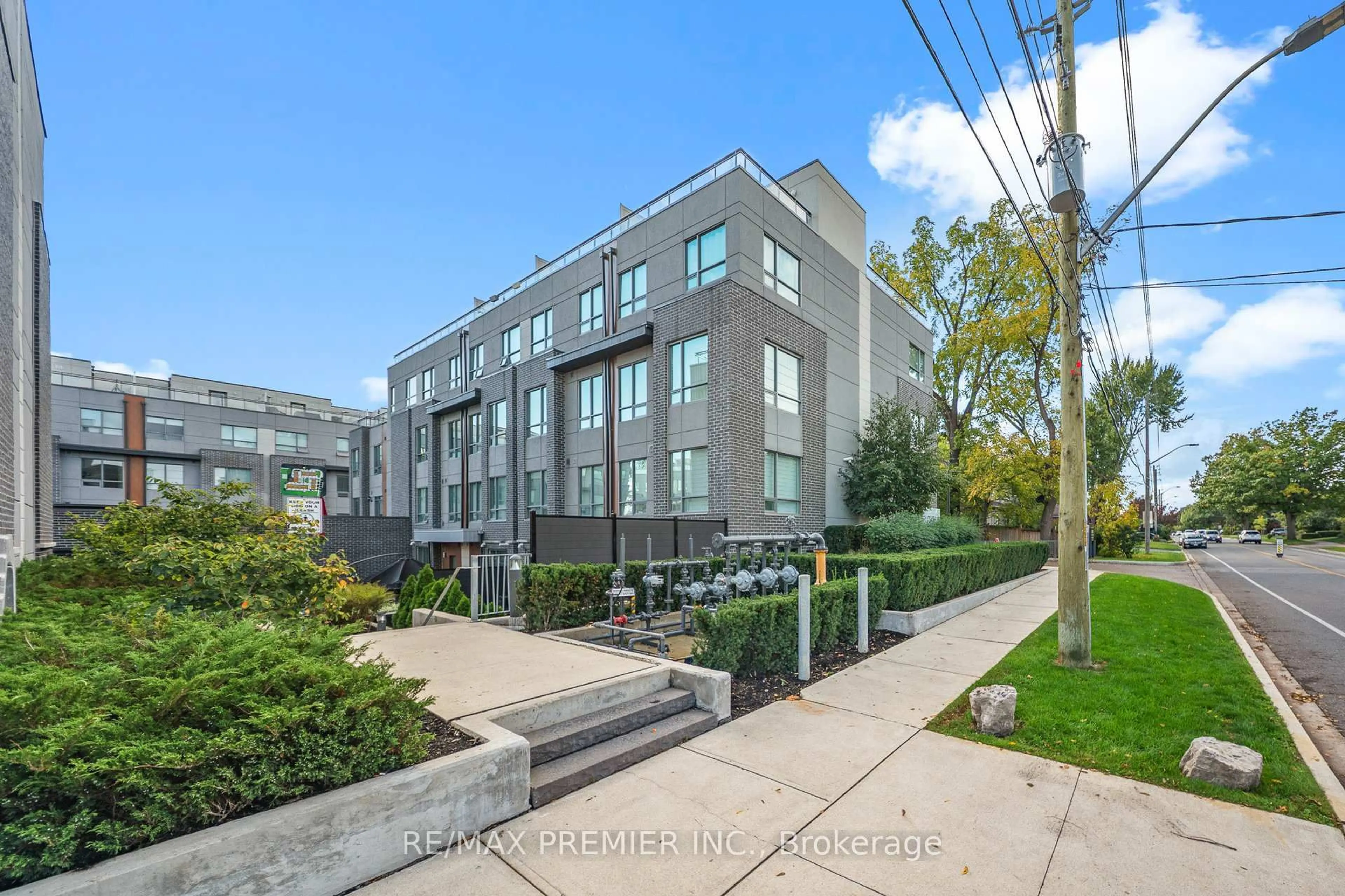 Patio, street for 670 Atwater Ave #16, Mississauga Ontario L5G 0B6