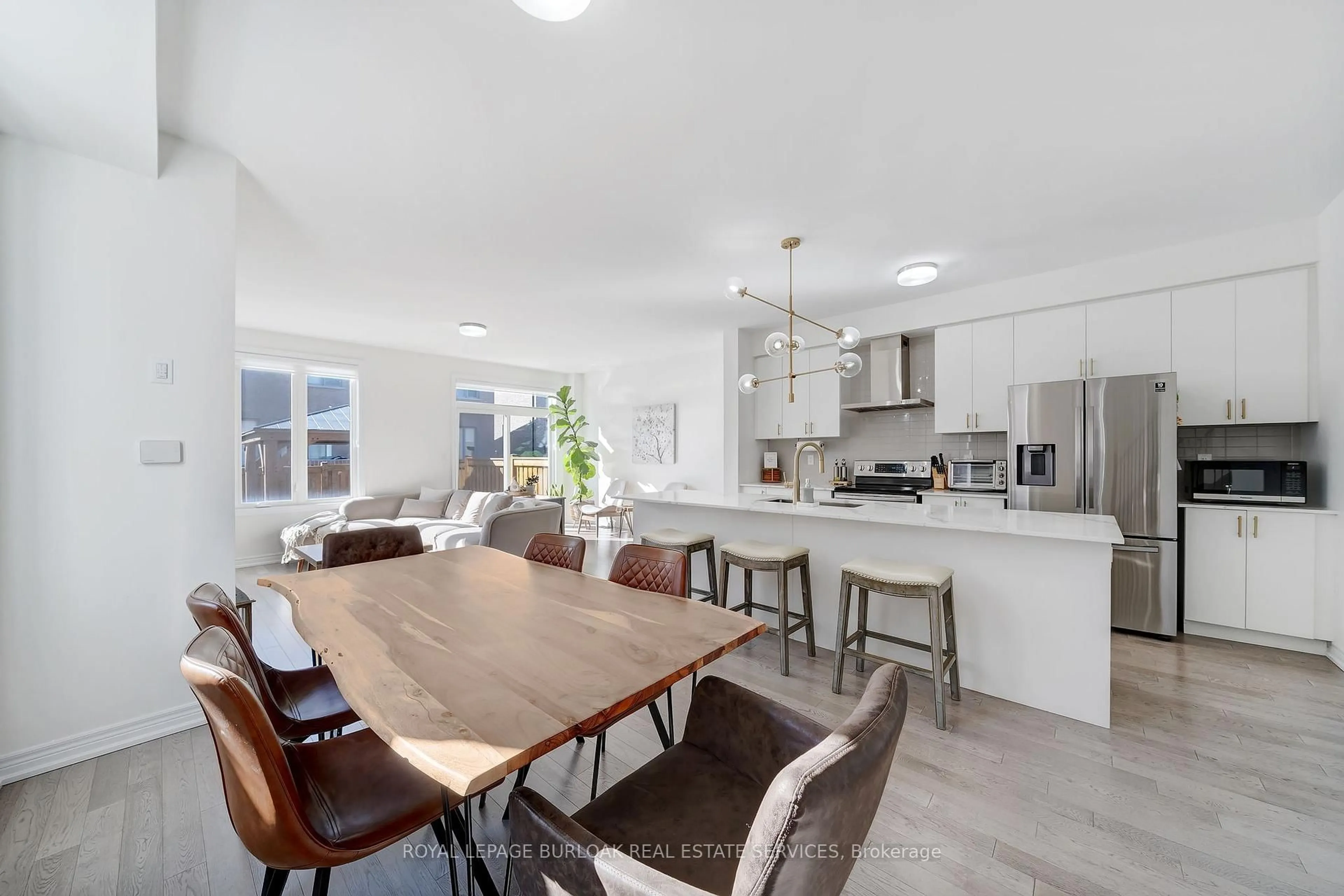 Open concept kitchen, unknown for 1264 Chee Chee Landing, Milton Ontario L9E 1L1