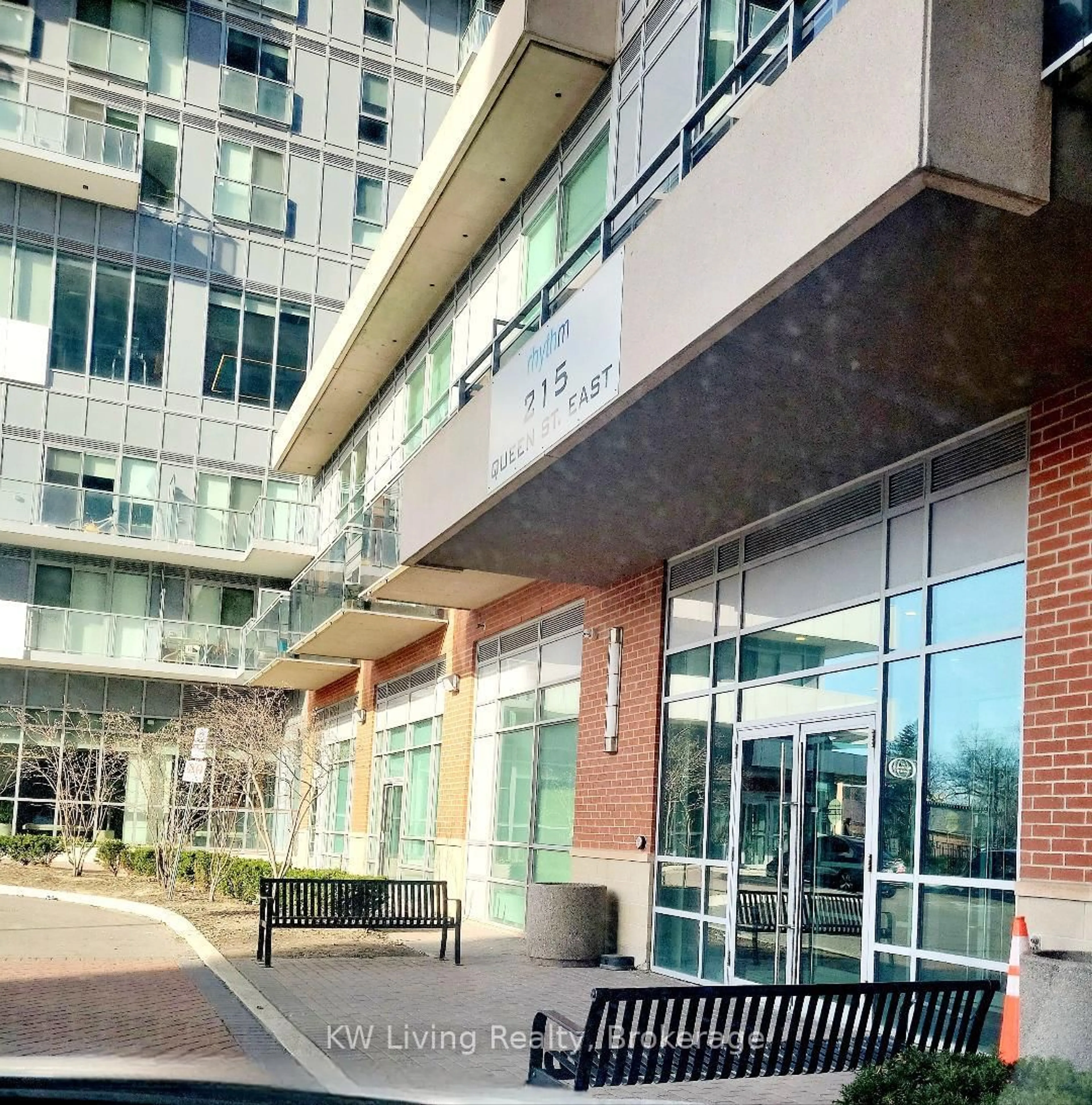 Indoor foyer for 215 Queen St #810, Brampton Ontario L6W 0A9