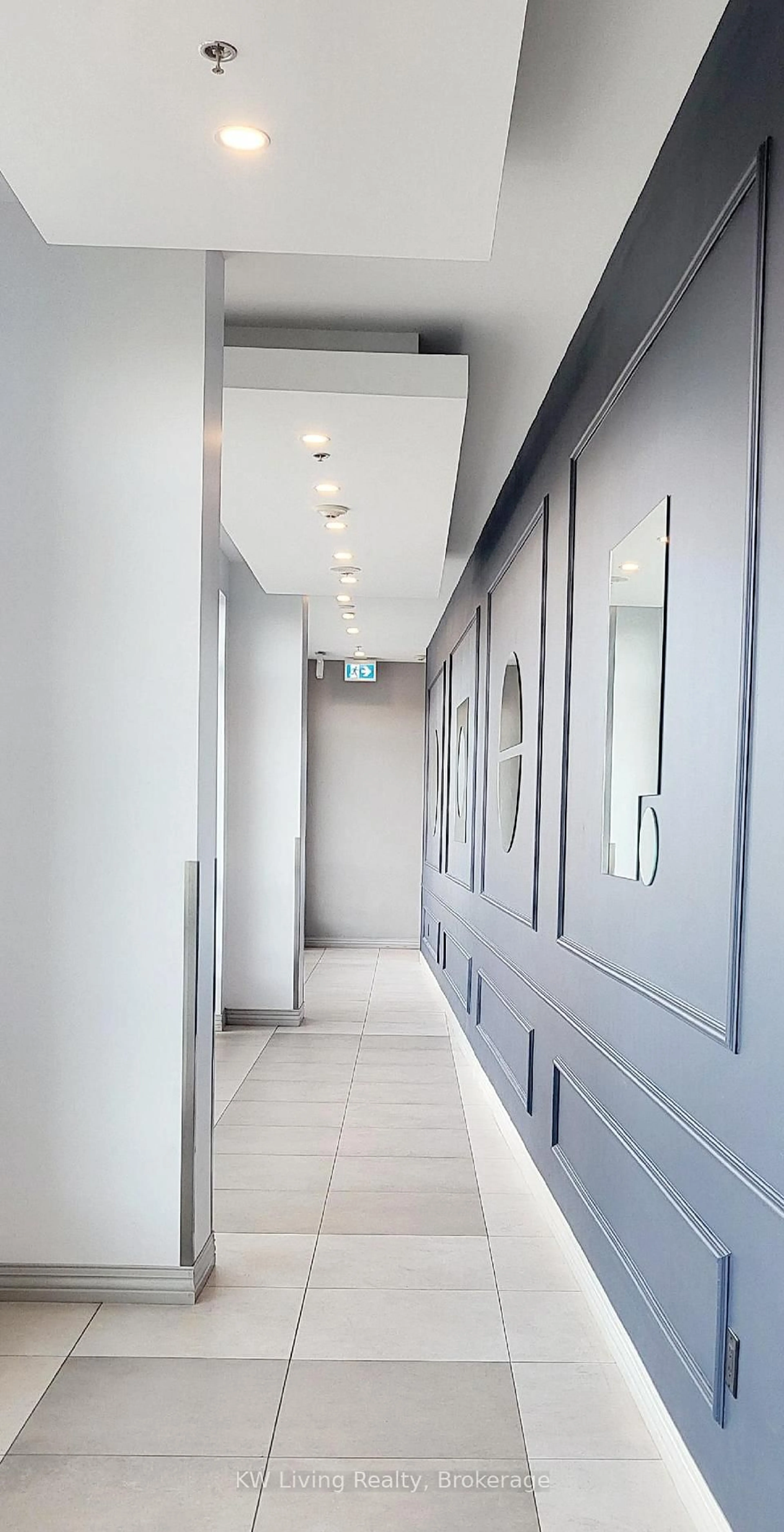 Indoor foyer for 215 Queen St #810, Brampton Ontario L6W 0A9