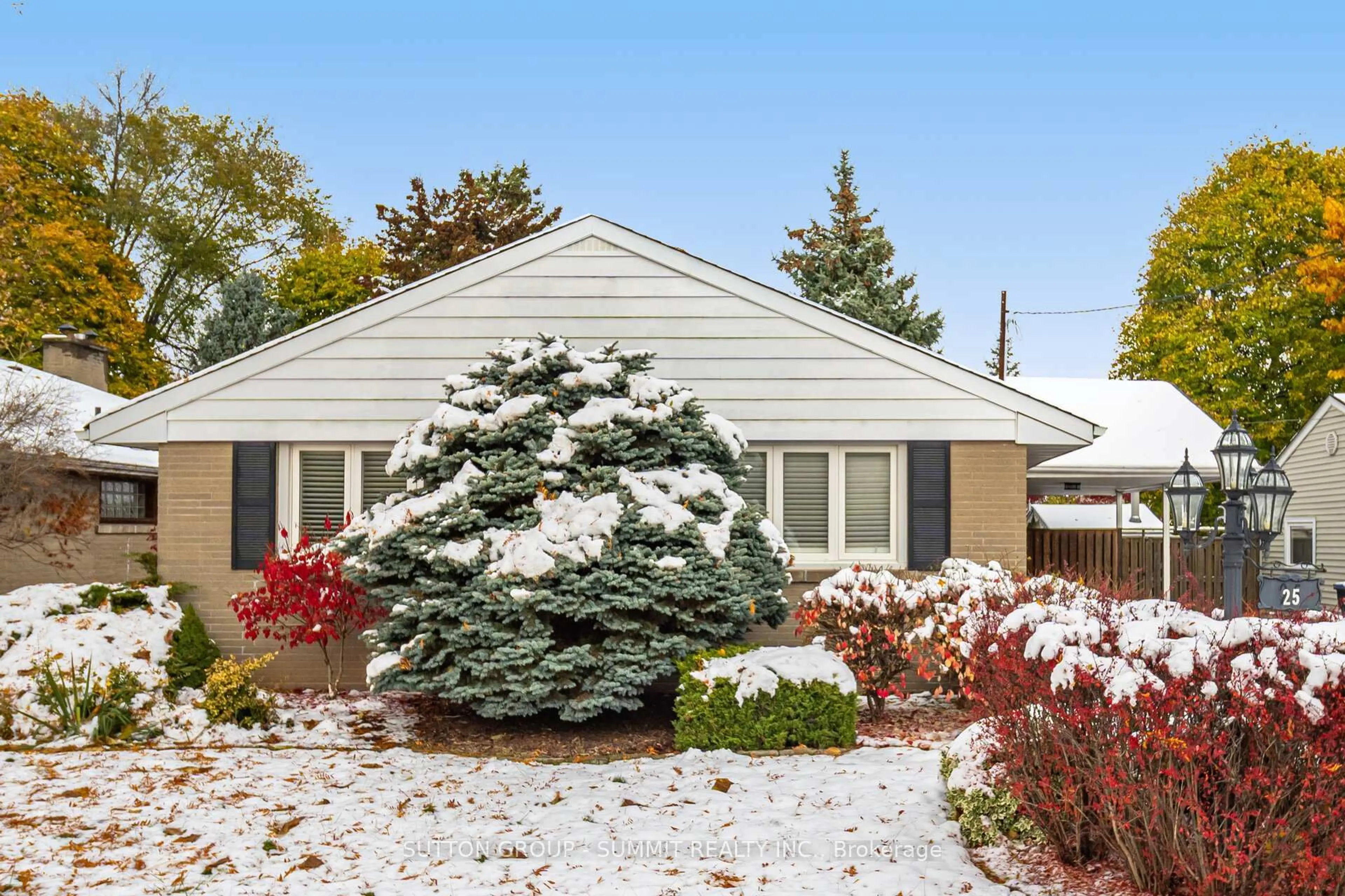 Home with vinyl exterior material, street for 25 SORA Dr, Mississauga Ontario L5M 1B3