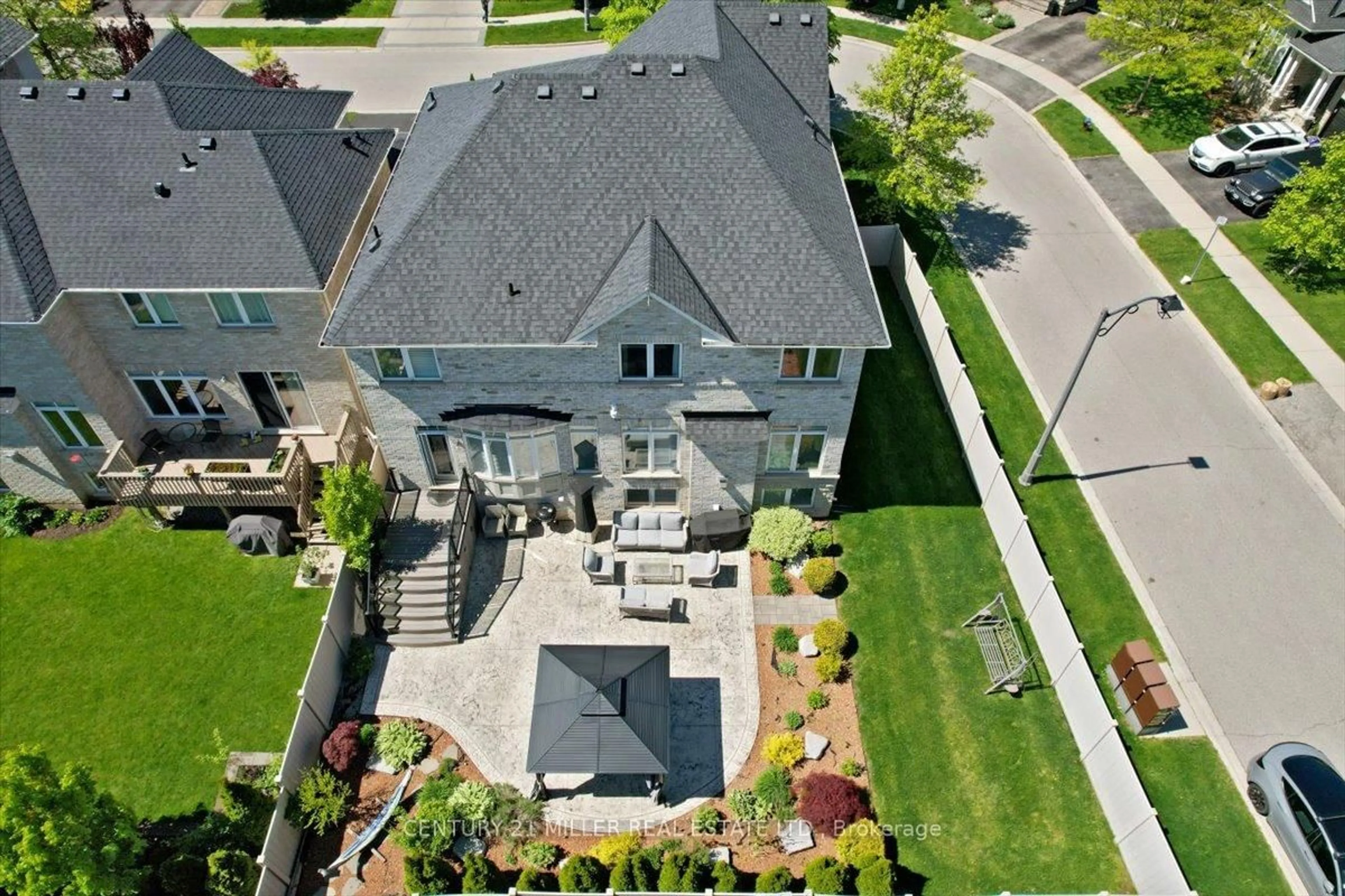 A pic from outside/outdoor area/front of a property/back of a property/a pic from drone, street for 3298 Liptay Ave, Oakville Ontario L6M 0N1