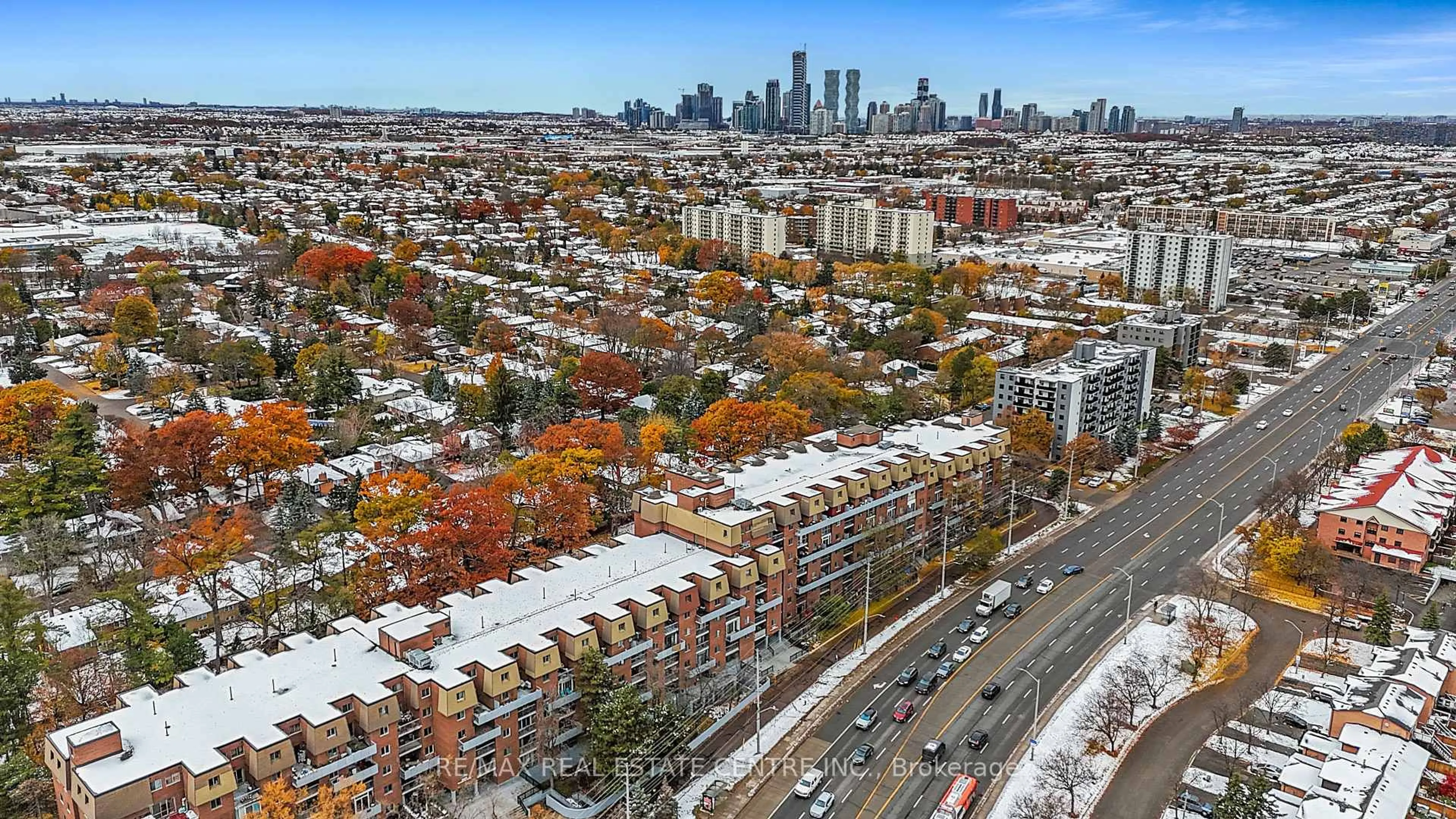 A pic from outside/outdoor area/front of a property/back of a property/a pic from drone, city buildings view from balcony for 3025 The Credit Woodlands #250, Mississauga Ontario L5C 2V3