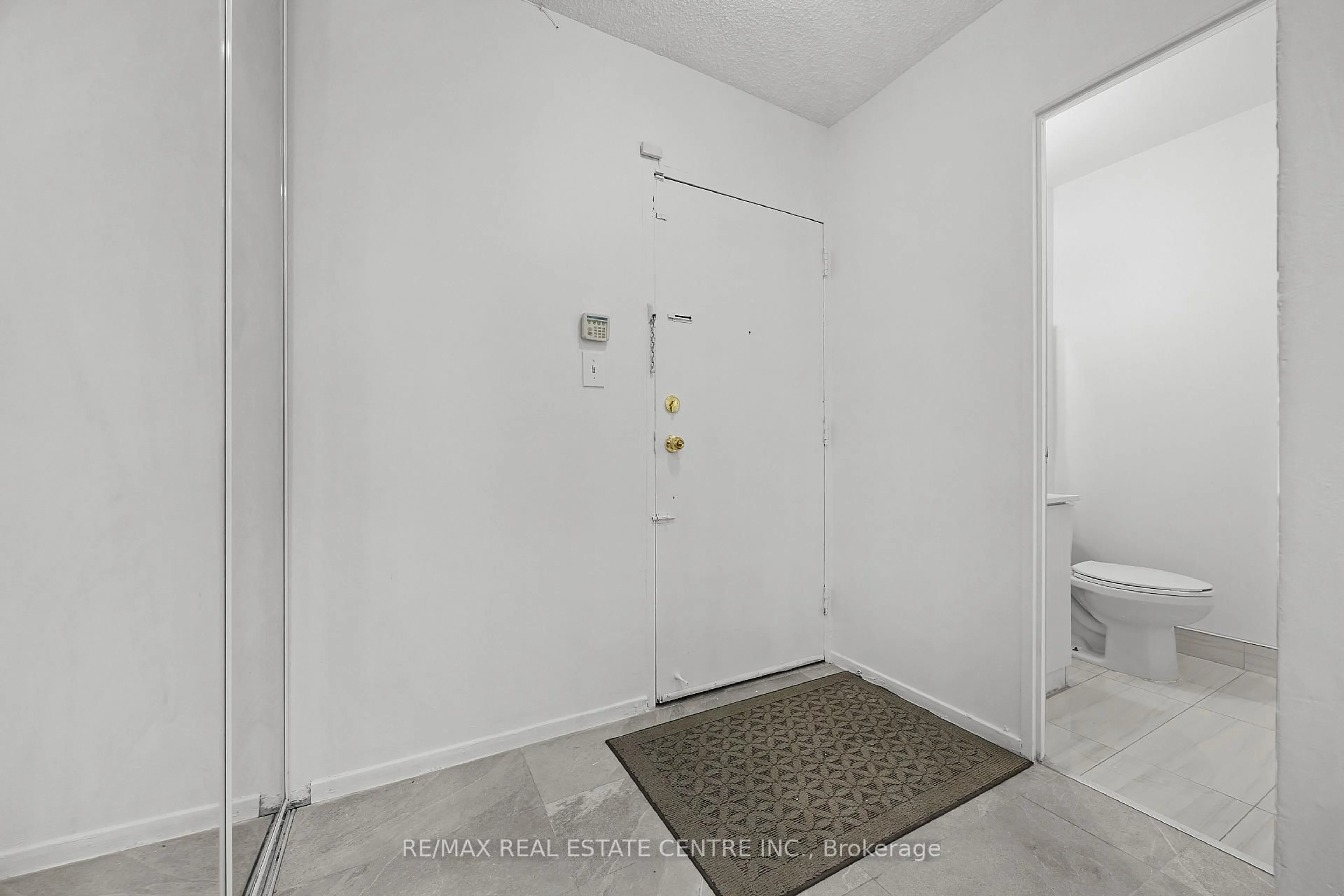 Indoor entryway for 3025 The Credit Woodlands #250, Mississauga Ontario L5C 2V3