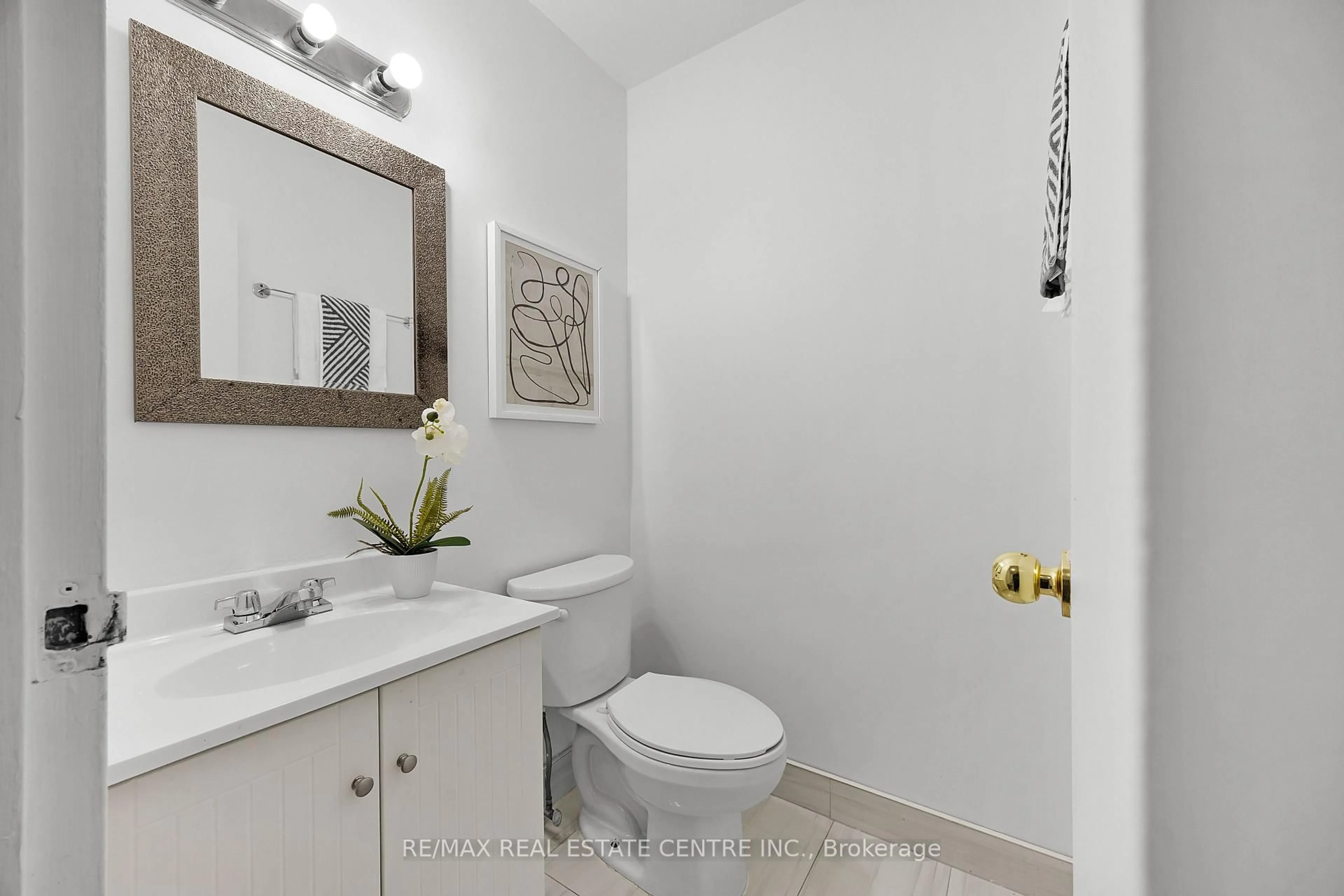 Standard bathroom, ceramic/tile floor for 3025 The Credit Woodlands #250, Mississauga Ontario L5C 2V3