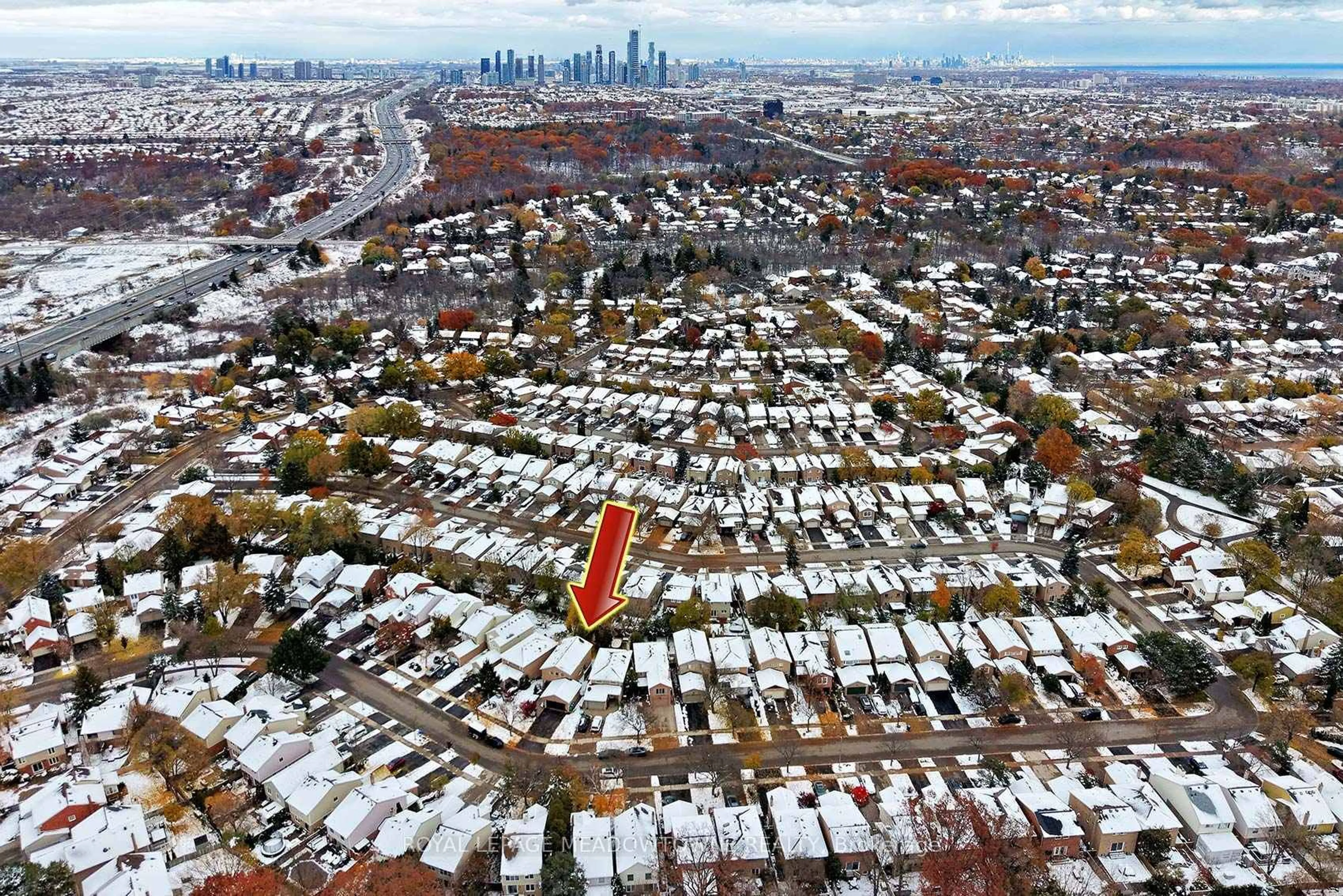 A pic from outside/outdoor area/front of a property/back of a property/a pic from drone, street for 4207 Trapper Cres, Mississauga Ontario L5L 3A7