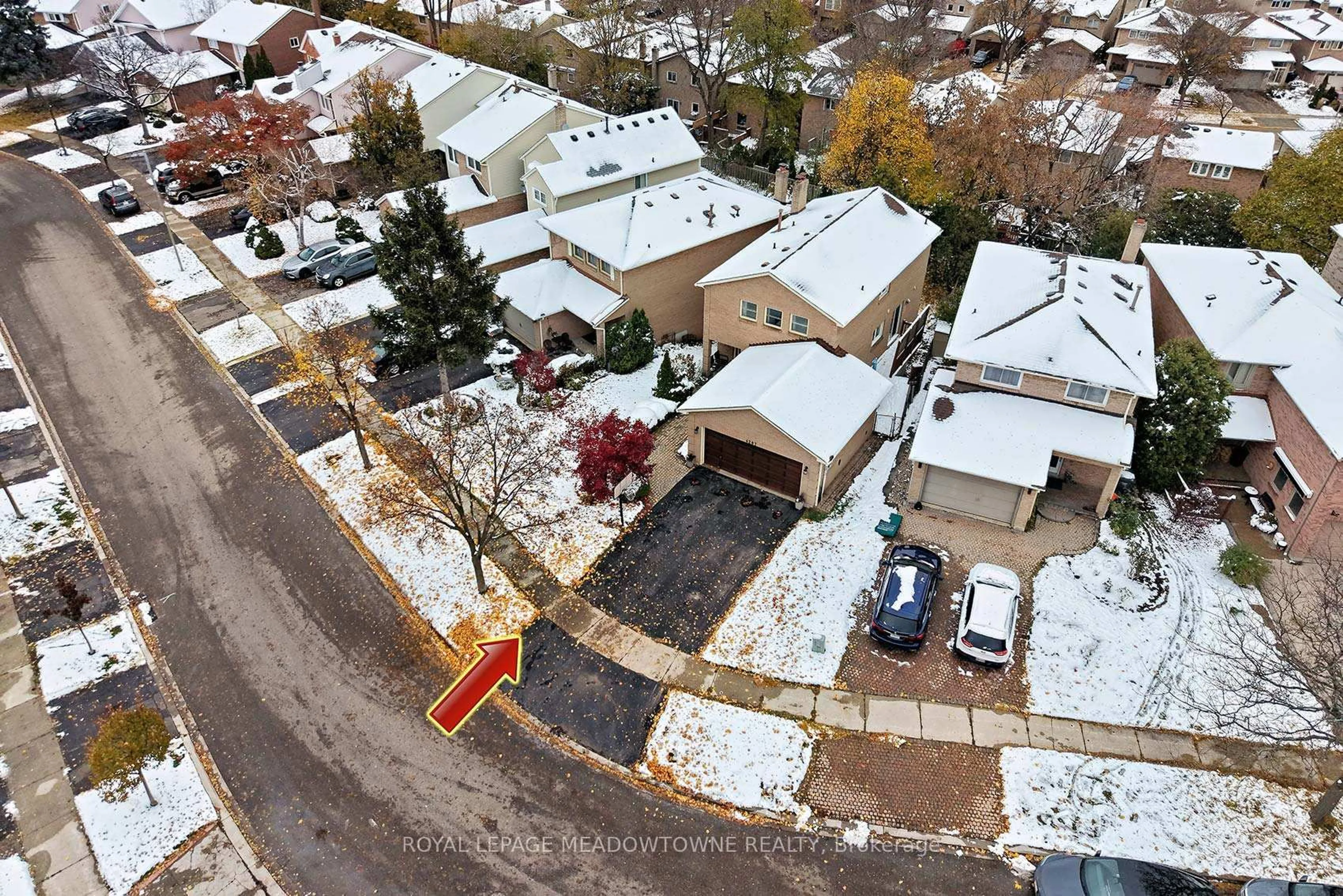 A pic from outside/outdoor area/front of a property/back of a property/a pic from drone, street for 4207 Trapper Cres, Mississauga Ontario L5L 3A7