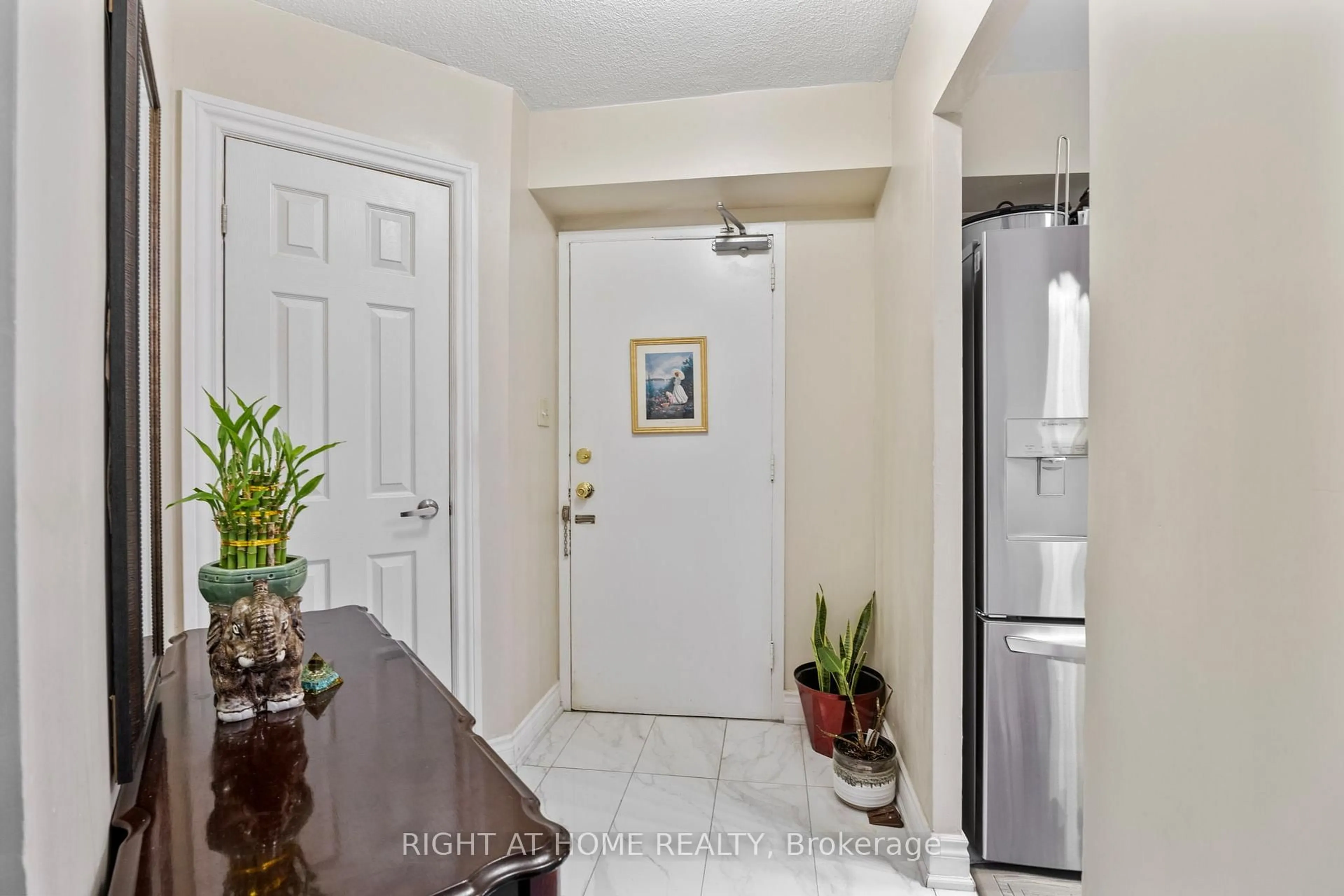 Indoor entryway for 330 Dixon Rd #2408, Toronto Ontario M9R 1S9