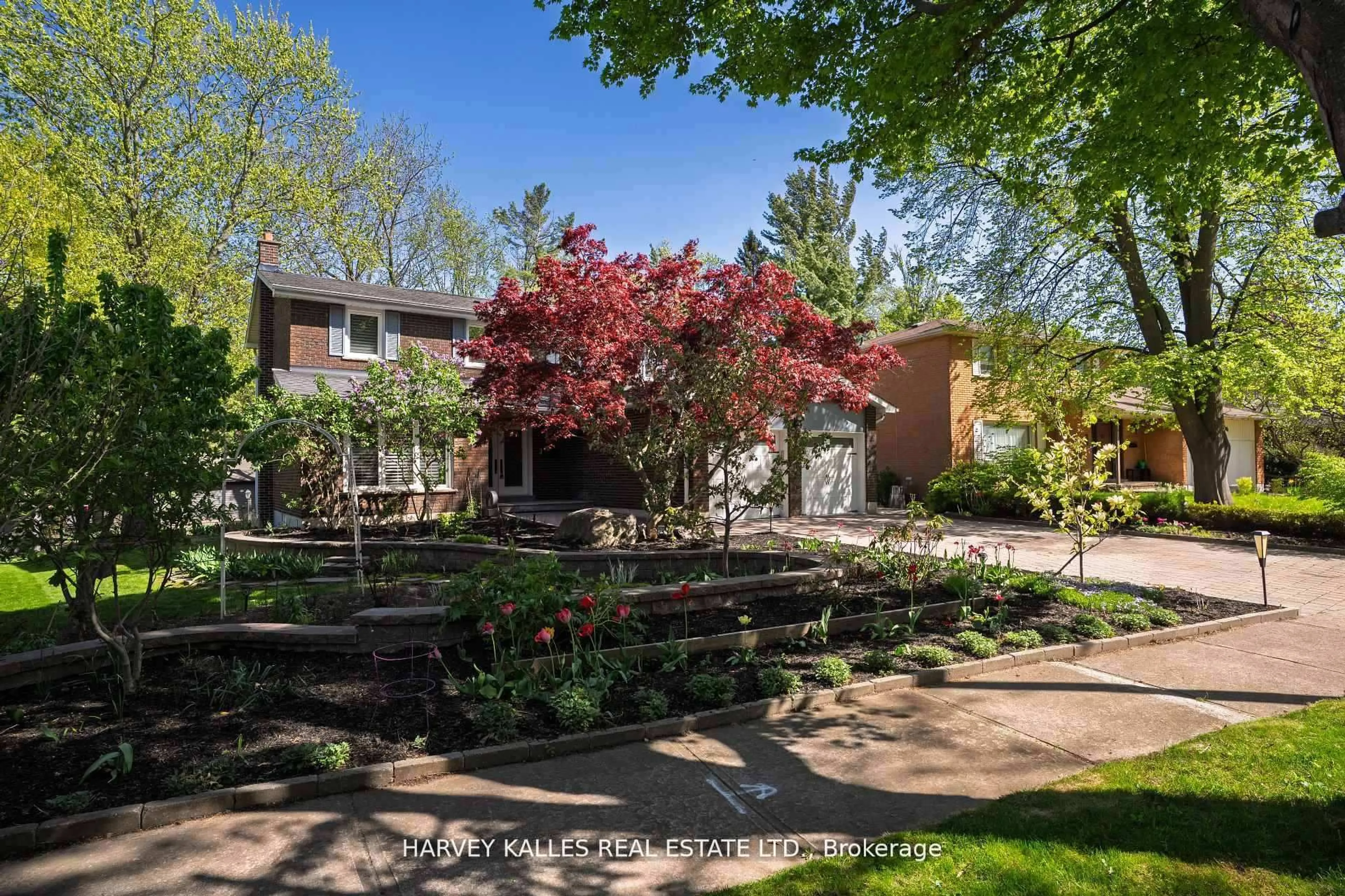 A pic from outside/outdoor area/front of a property/back of a property/a pic from drone, street for 1268 Cermel Dr, Mississauga Ontario L5H 3V4