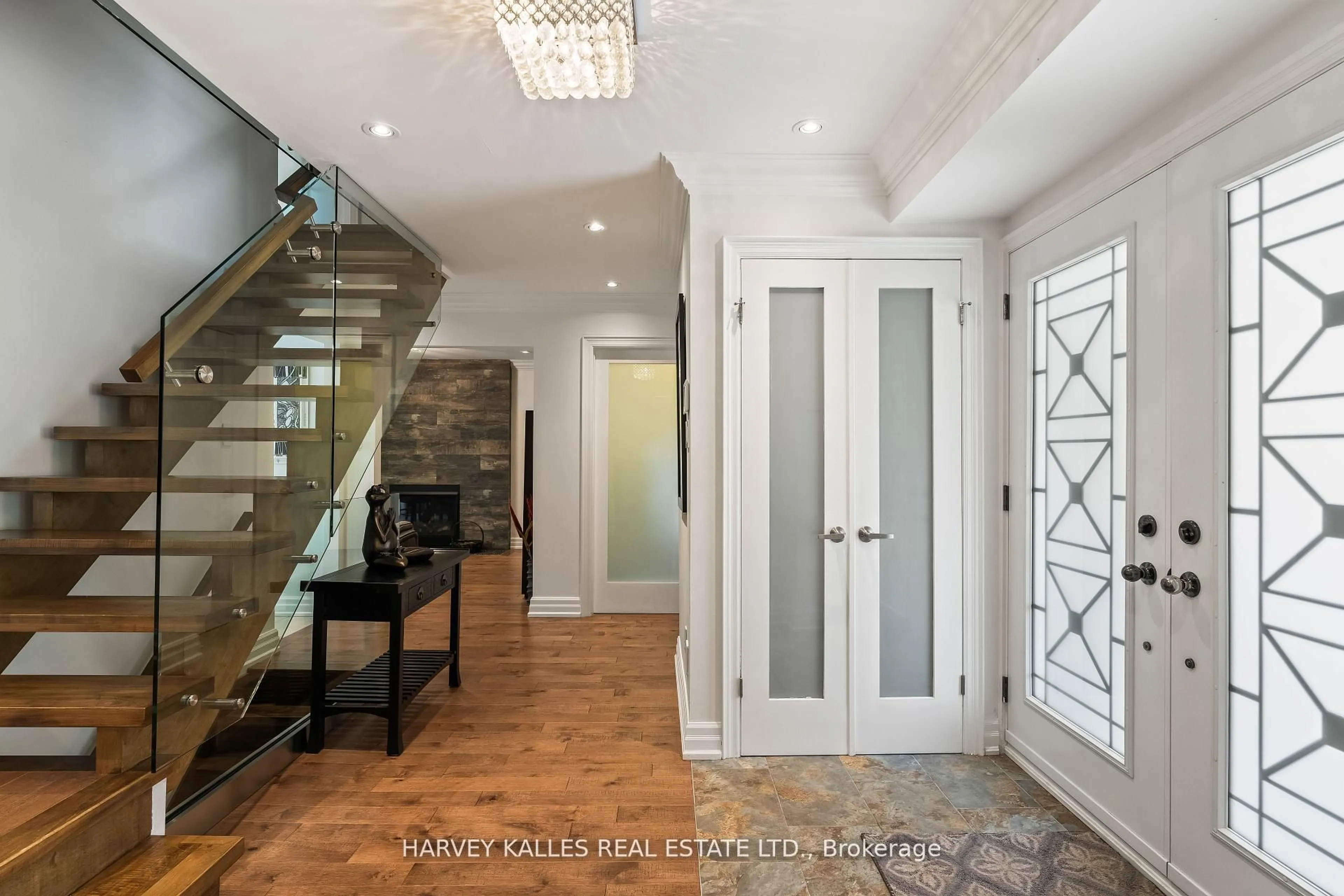 Indoor entryway for 1268 Cermel Dr, Mississauga Ontario L5H 3V4