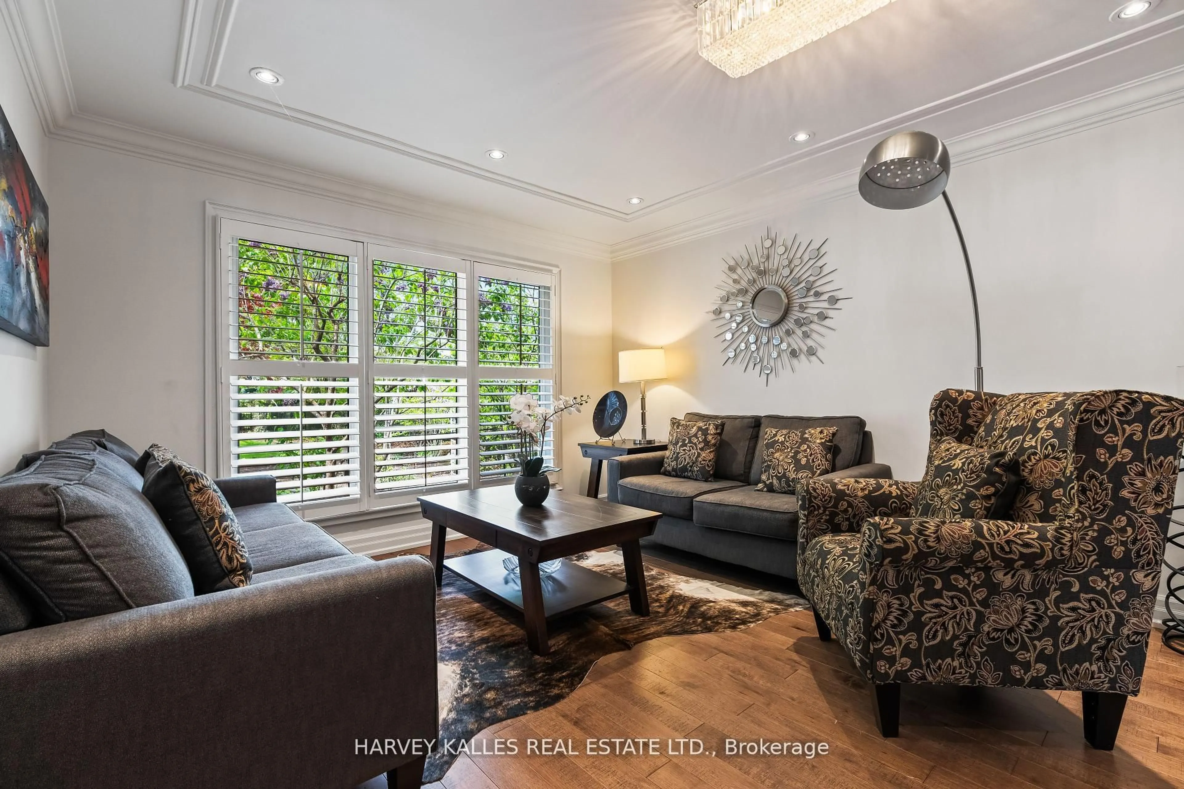 Living room with furniture, wood/laminate floor for 1268 Cermel Dr, Mississauga Ontario L5H 3V4