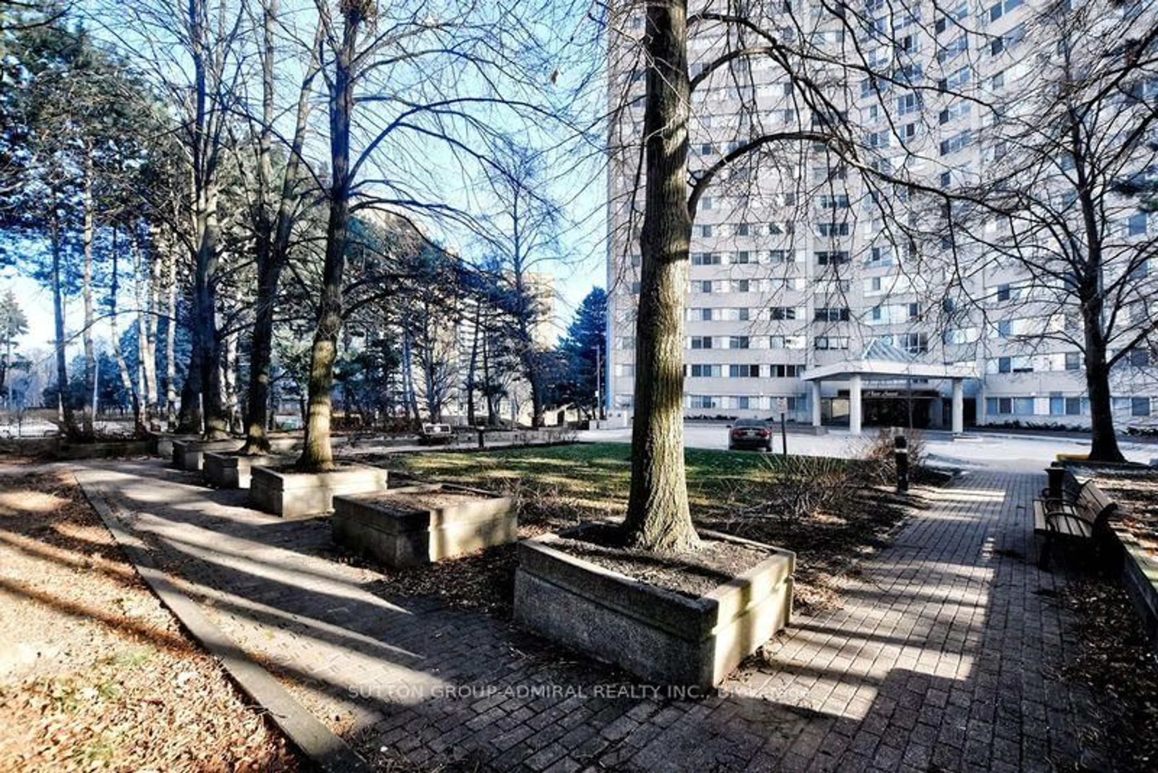 Patio, street for 3700 Kaneff Cres #609, Mississauga Ontario L5A 4B8