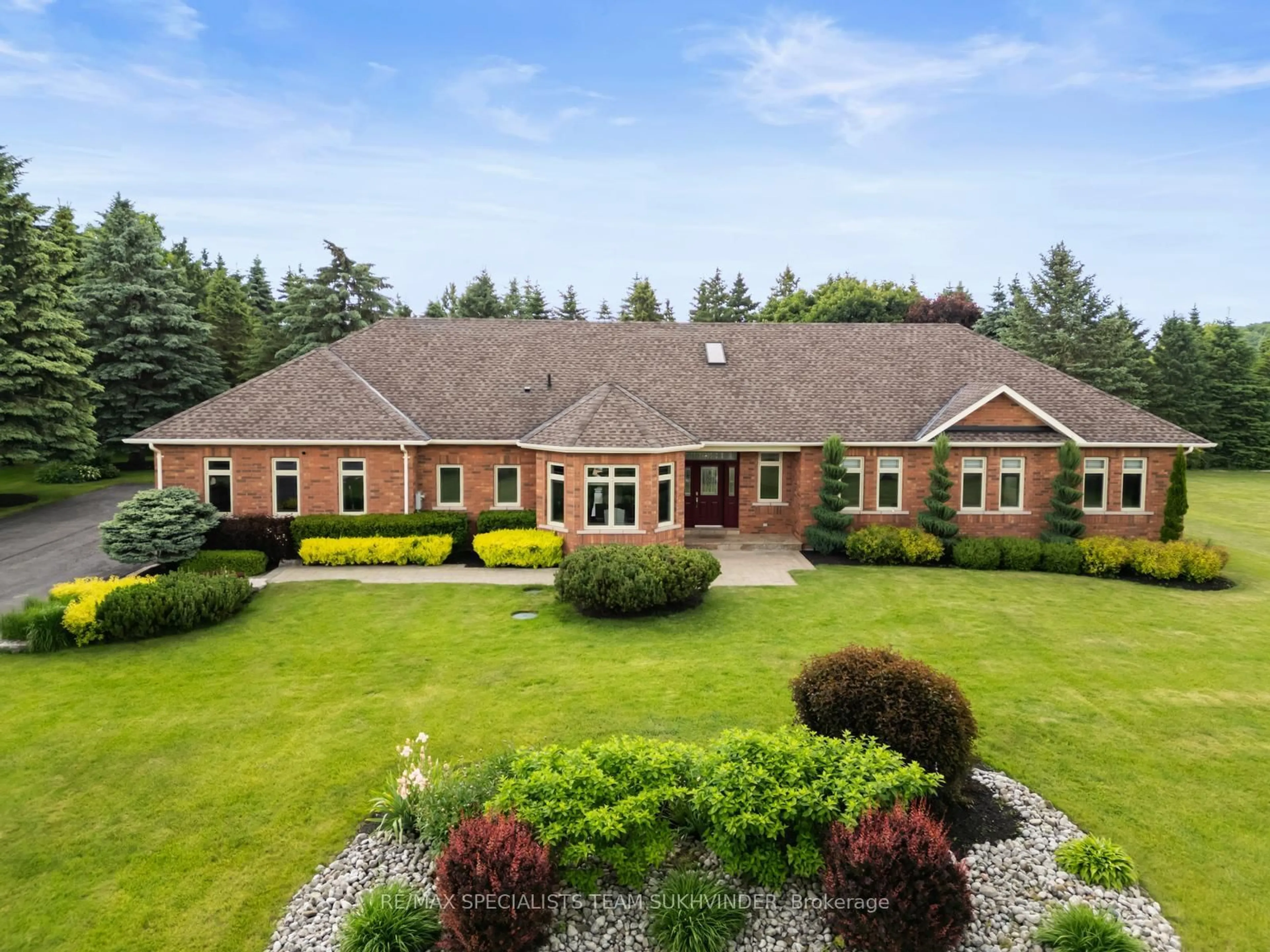 A pic from outside/outdoor area/front of a property/back of a property/a pic from drone, unknown for 7 Golfdale Crt, Caledon Ontario L7E 0B3