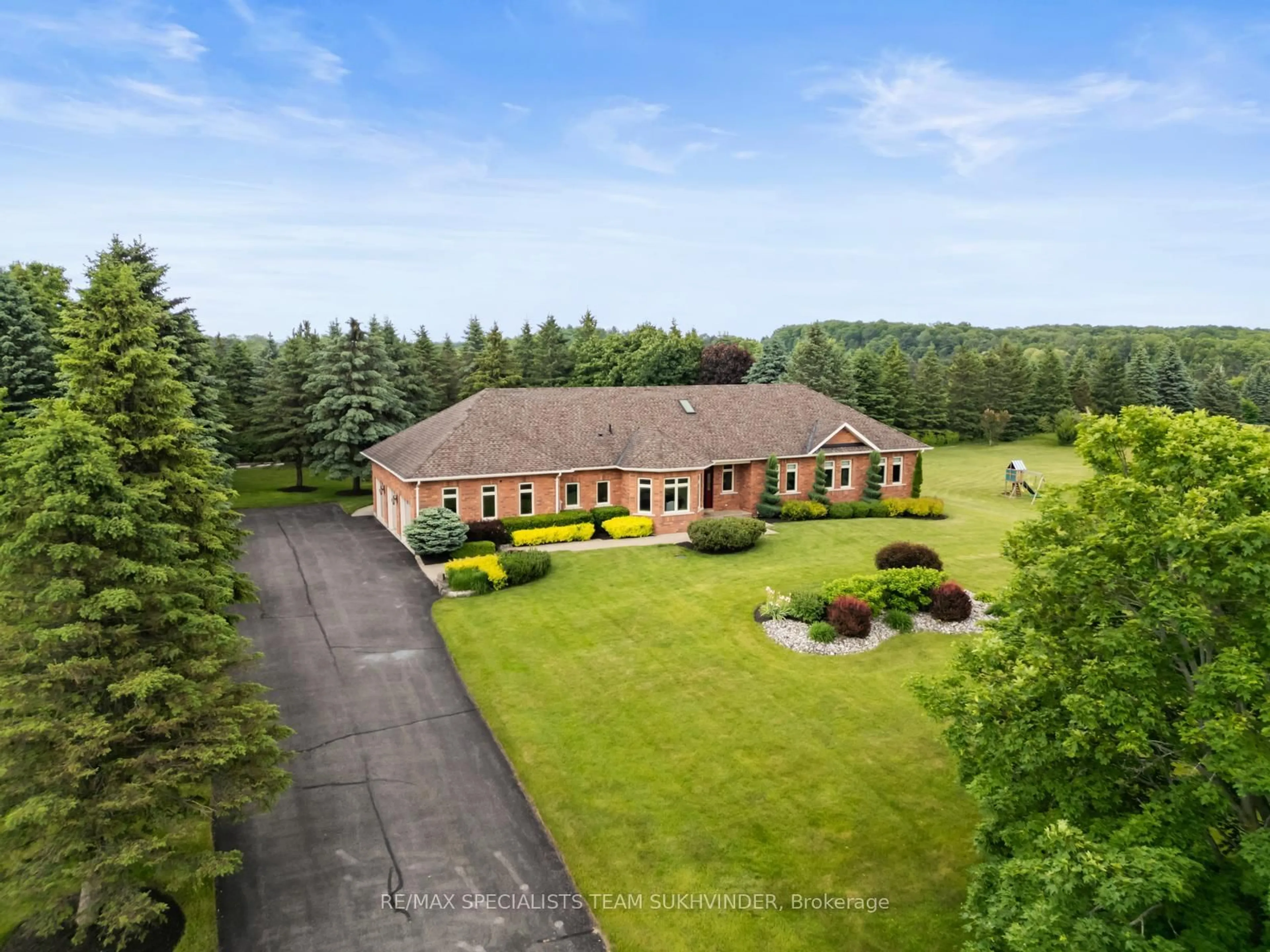 A pic from outside/outdoor area/front of a property/back of a property/a pic from drone, unknown for 7 Golfdale Crt, Caledon Ontario L7E 0B3
