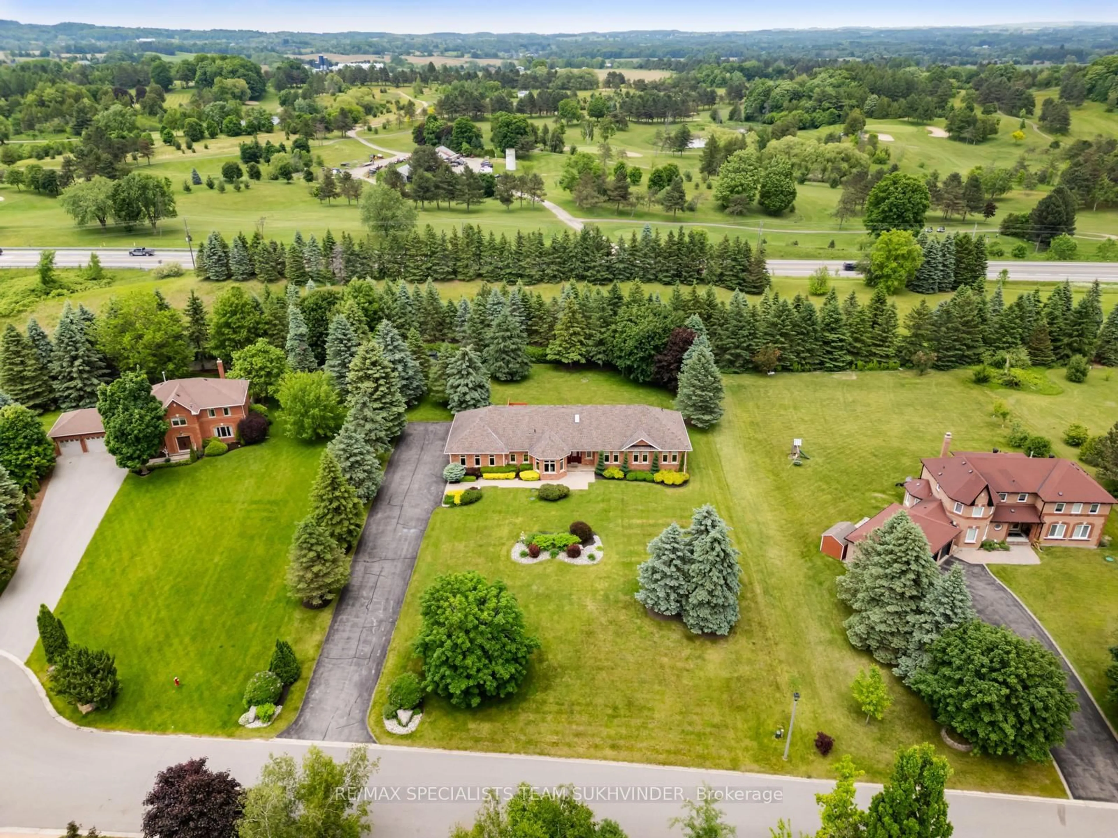 A pic from outside/outdoor area/front of a property/back of a property/a pic from drone, mountain view for 7 Golfdale Crt, Caledon Ontario L7E 0B3