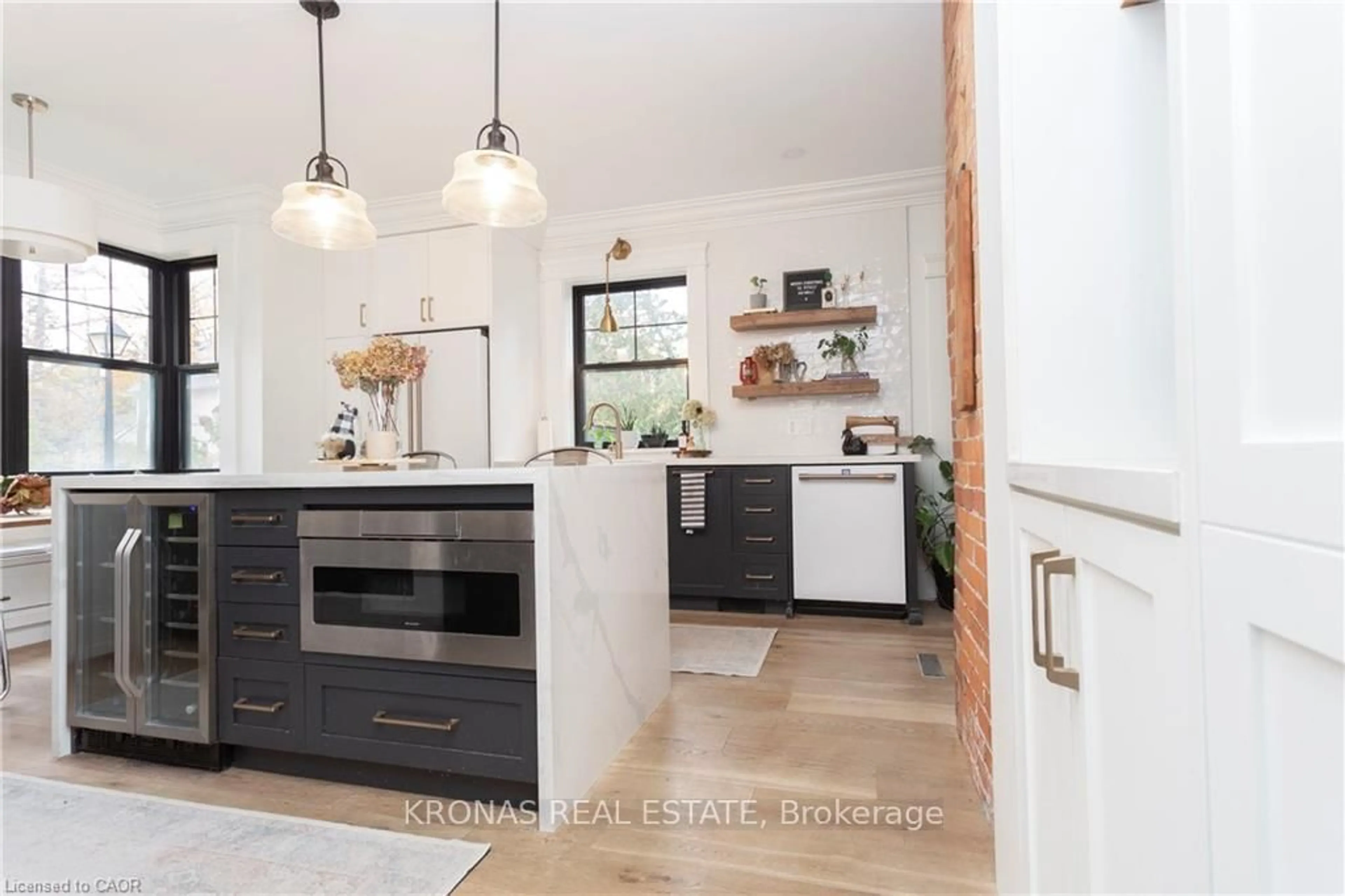 Open concept kitchen, unknown for 1406 Ontario St, Burlington Ontario L7S 1G4