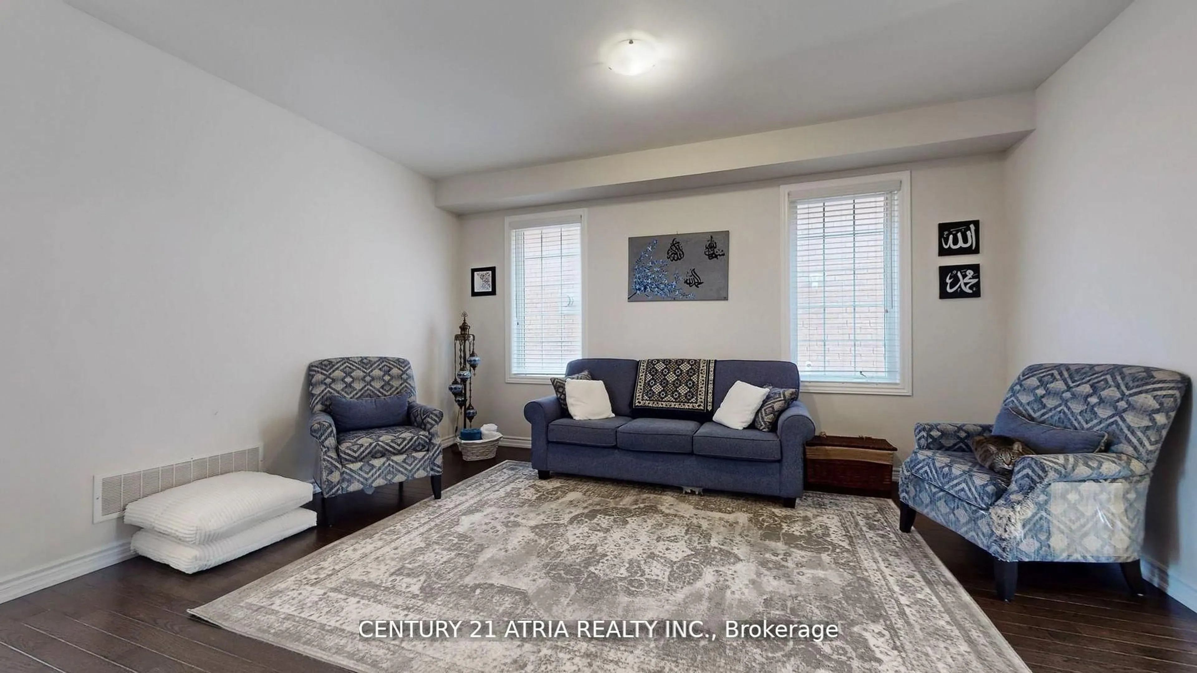 Living room with furniture, unknown for 101 Bonnieglen Farm Blvd, Caledon Ontario L7C 4B7