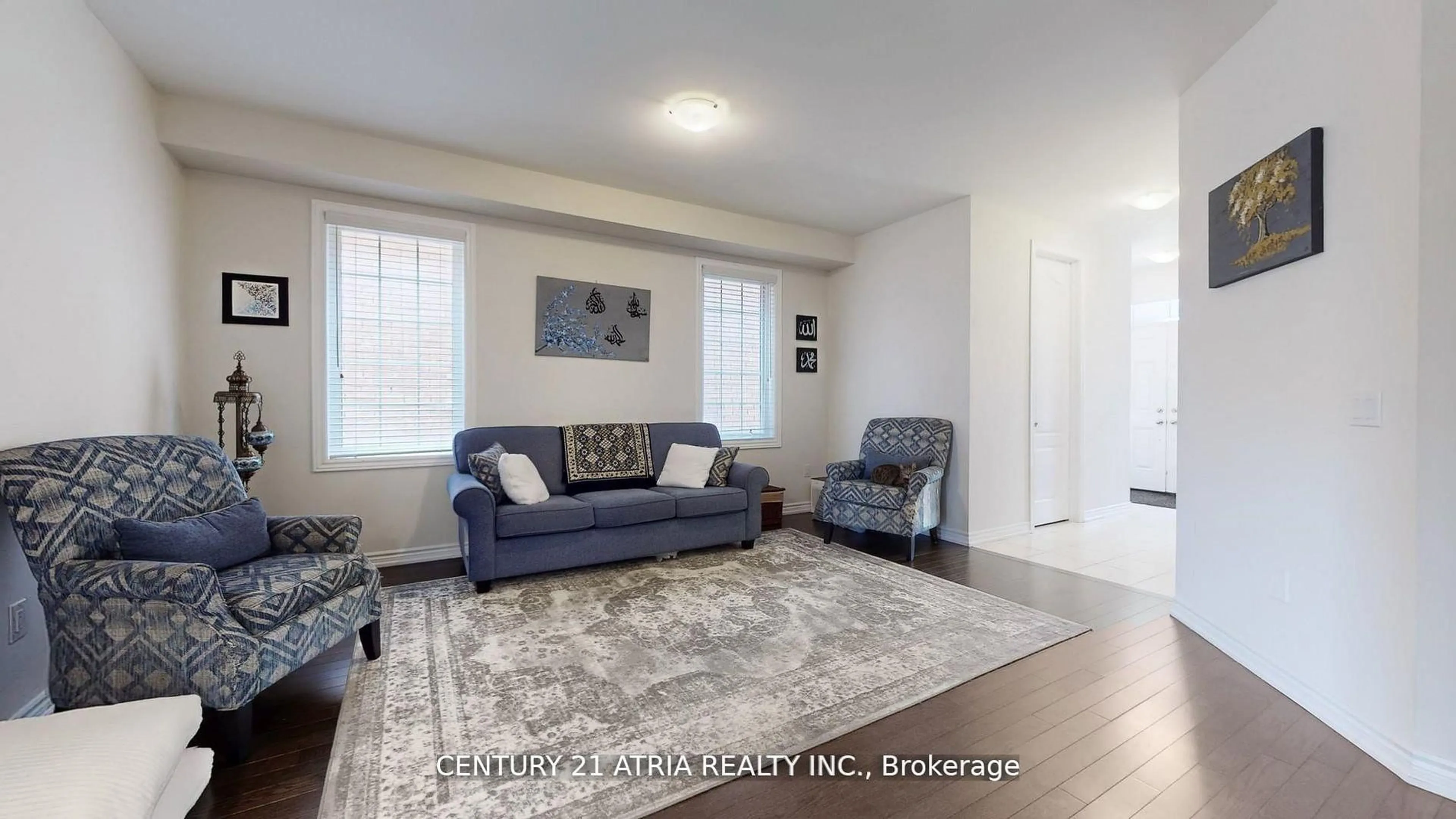 Living room with furniture, unknown for 101 Bonnieglen Farm Blvd, Caledon Ontario L7C 4B7