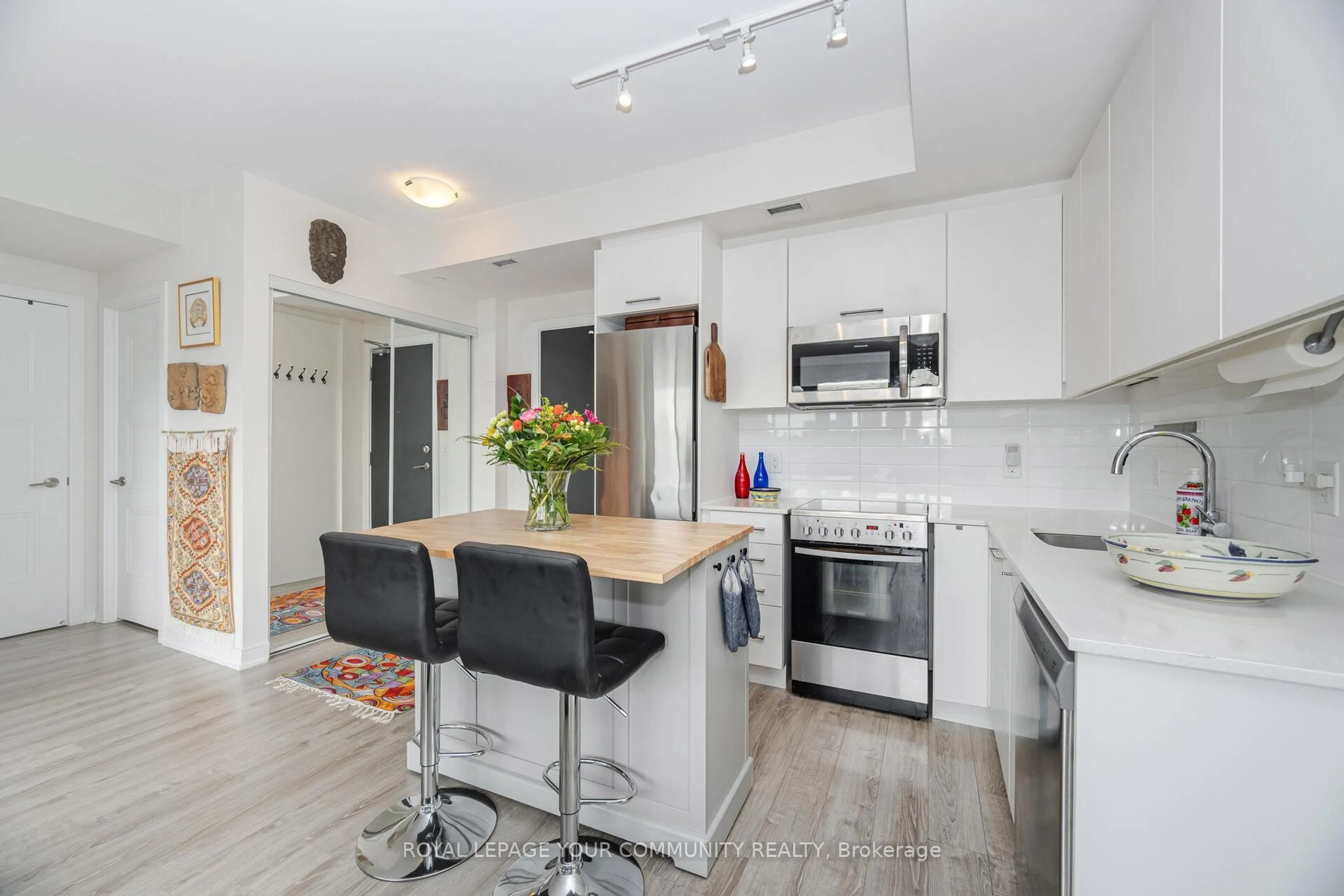 Open concept kitchen, unknown for 1 Neighbourhood Lane #512, Toronto Ontario M8Y 0C2