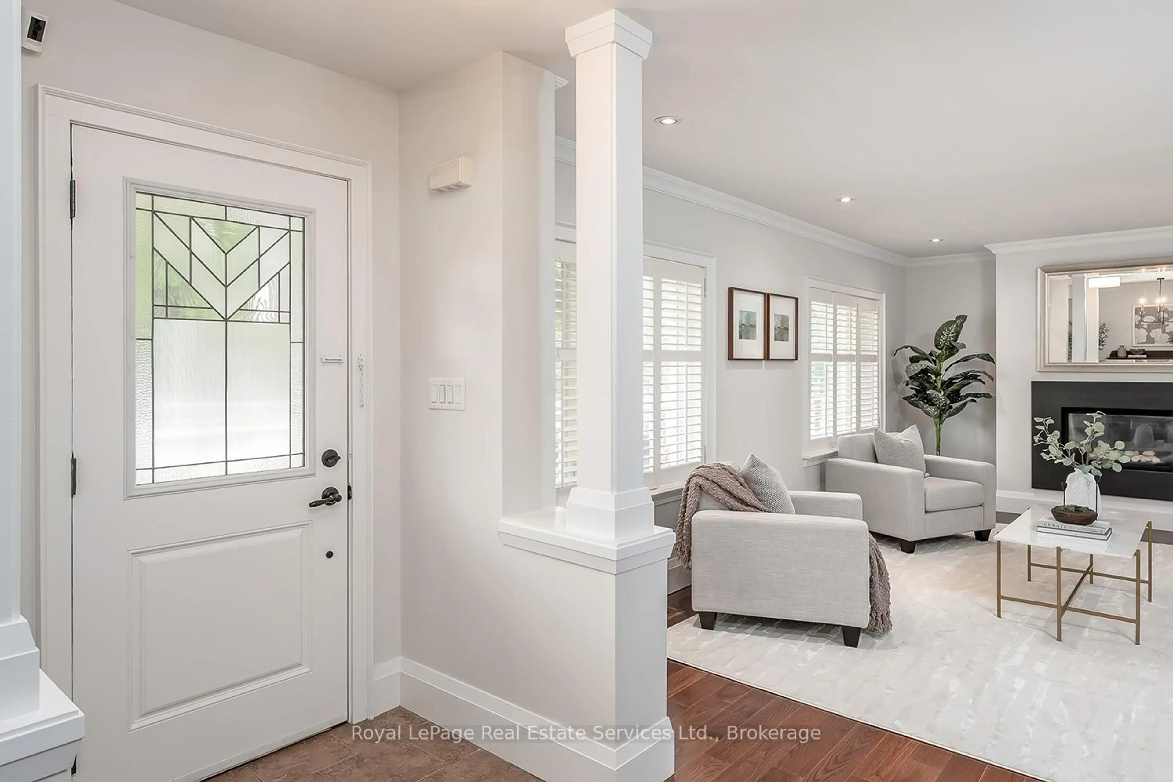 Indoor entryway for 1071 Melvin Ave, Oakville Ontario L6J 2V8